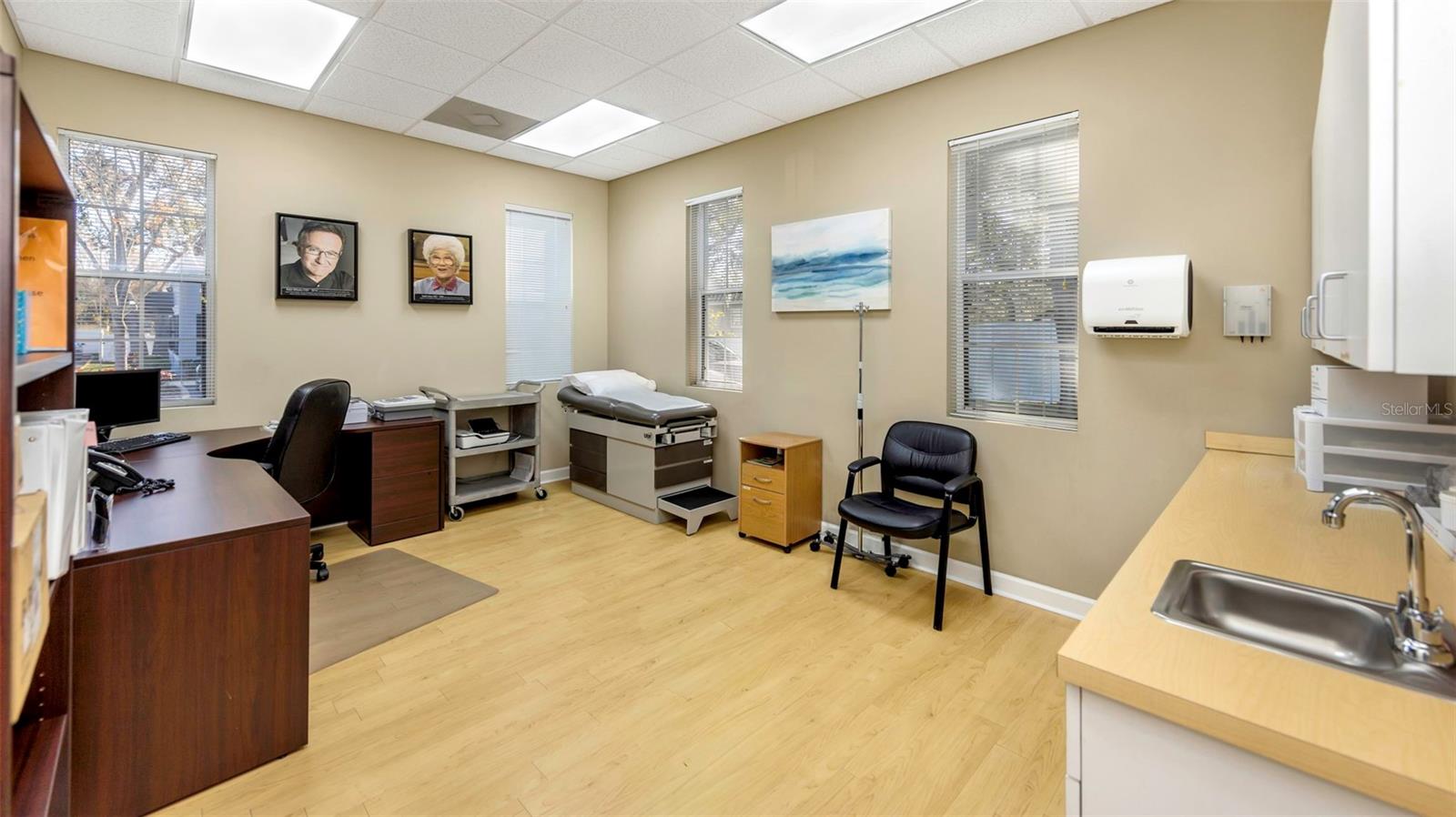 Listing photo id 7 for 14506 University Point Place