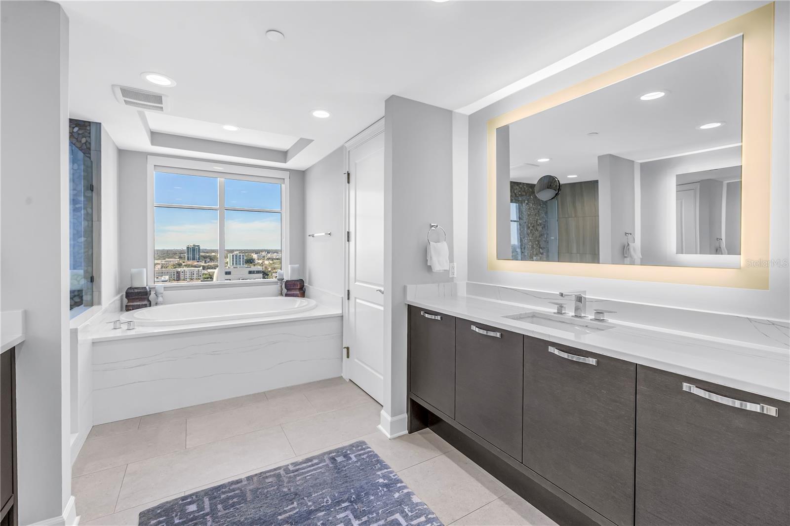 Image 29 of 54 For 300 Beach Drive Ne 2101