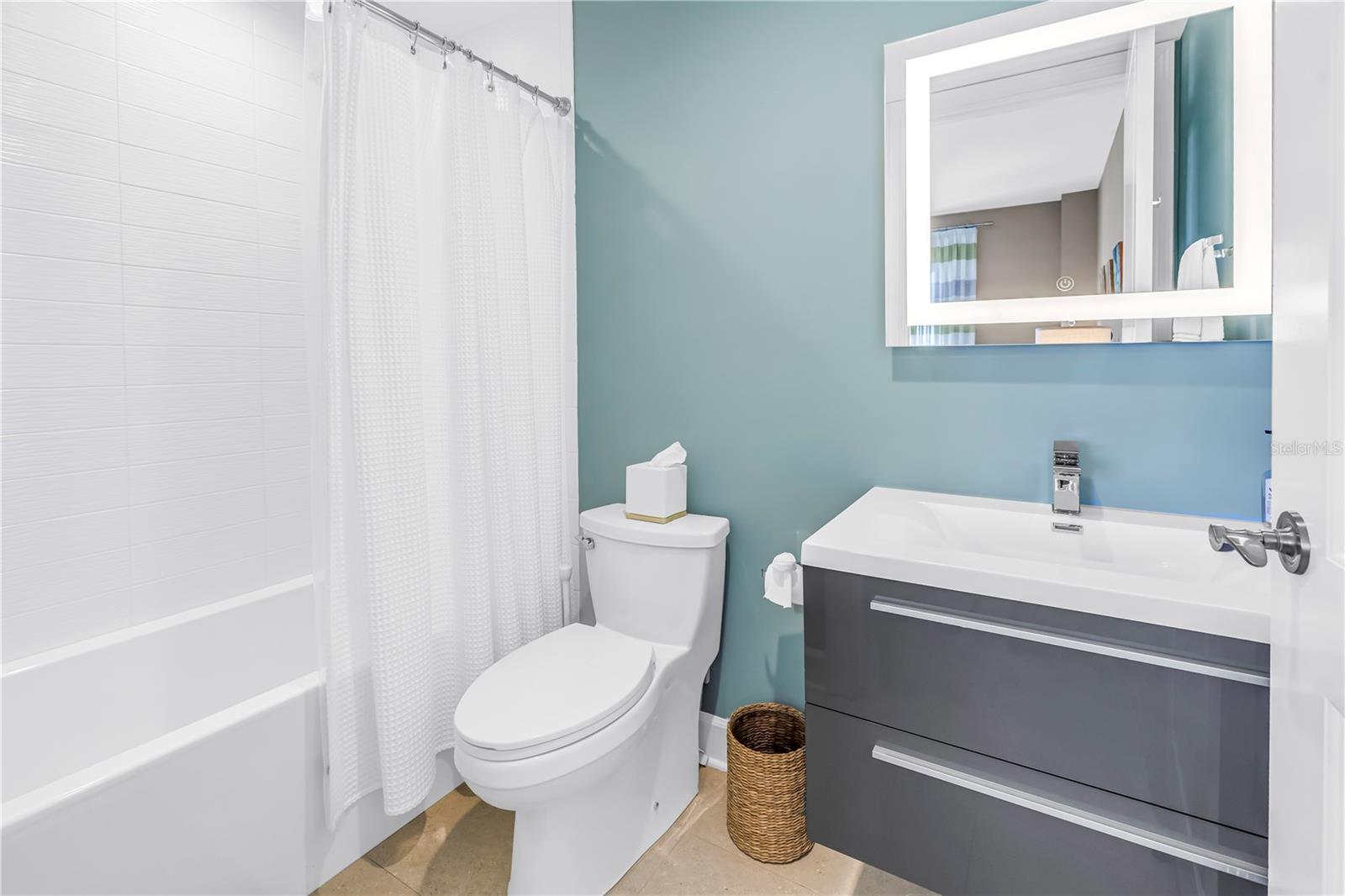 Image 33 of 54 For 300 Beach Drive Ne 2101