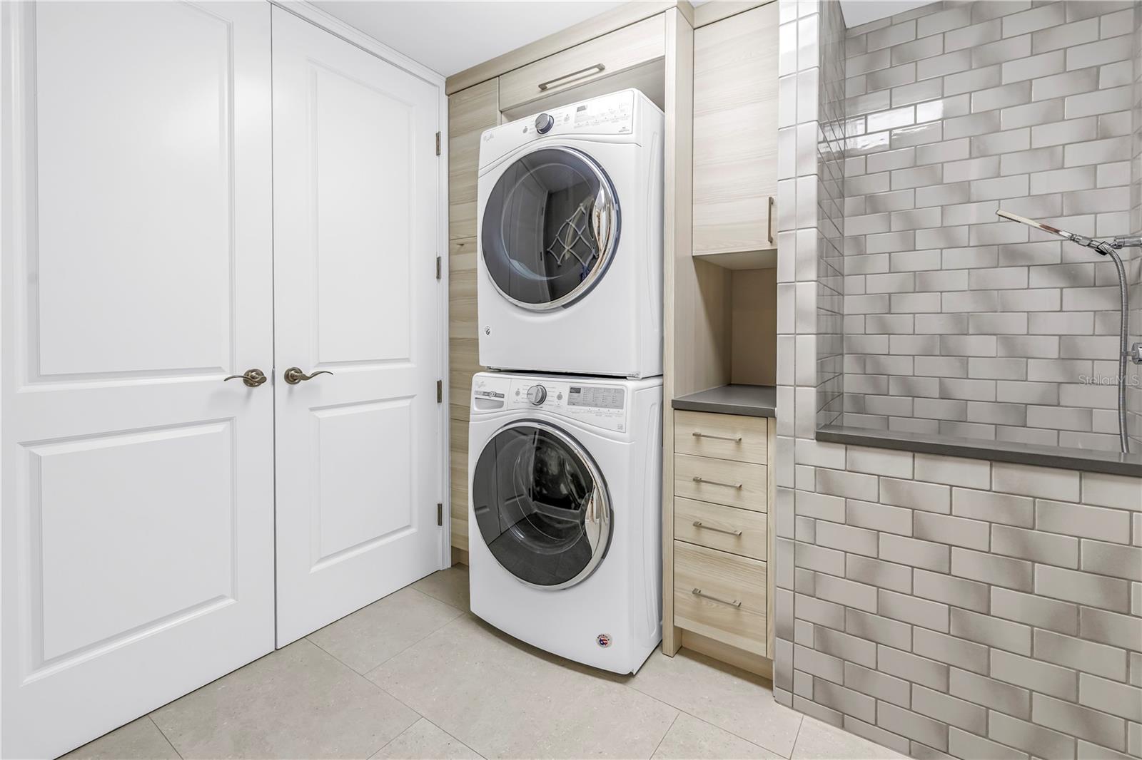 Image 36 of 54 For 300 Beach Drive Ne 2101