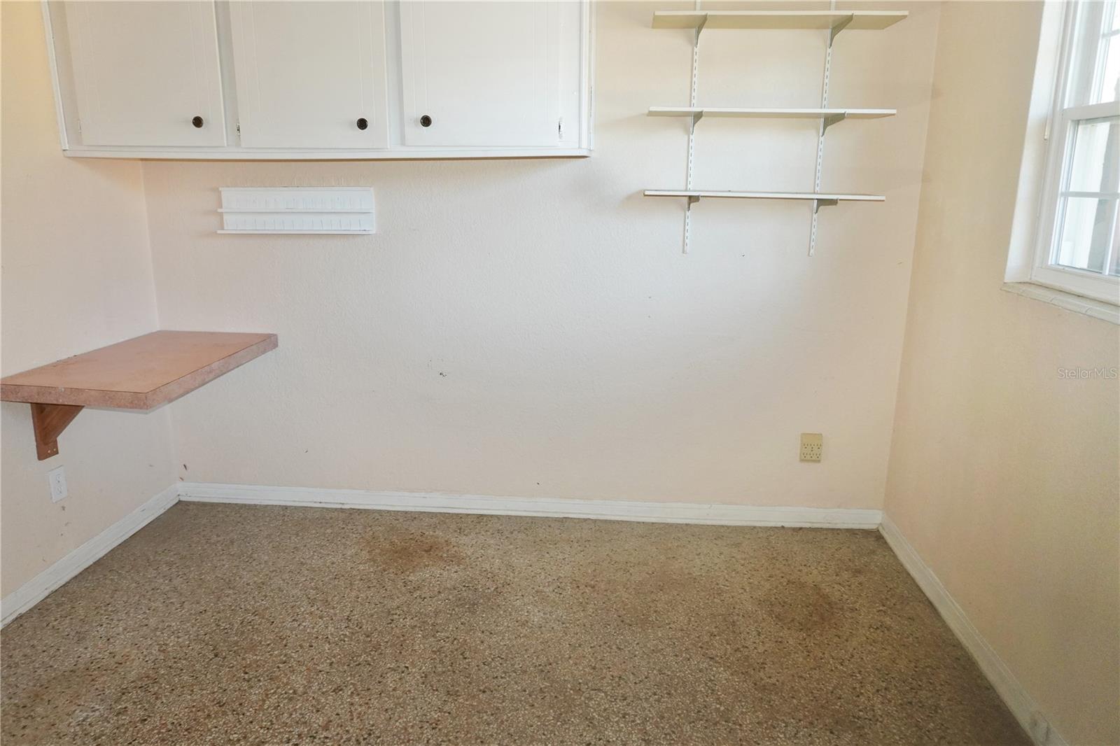 Image 10 of 17 For 385 Dolphin Avenue Se