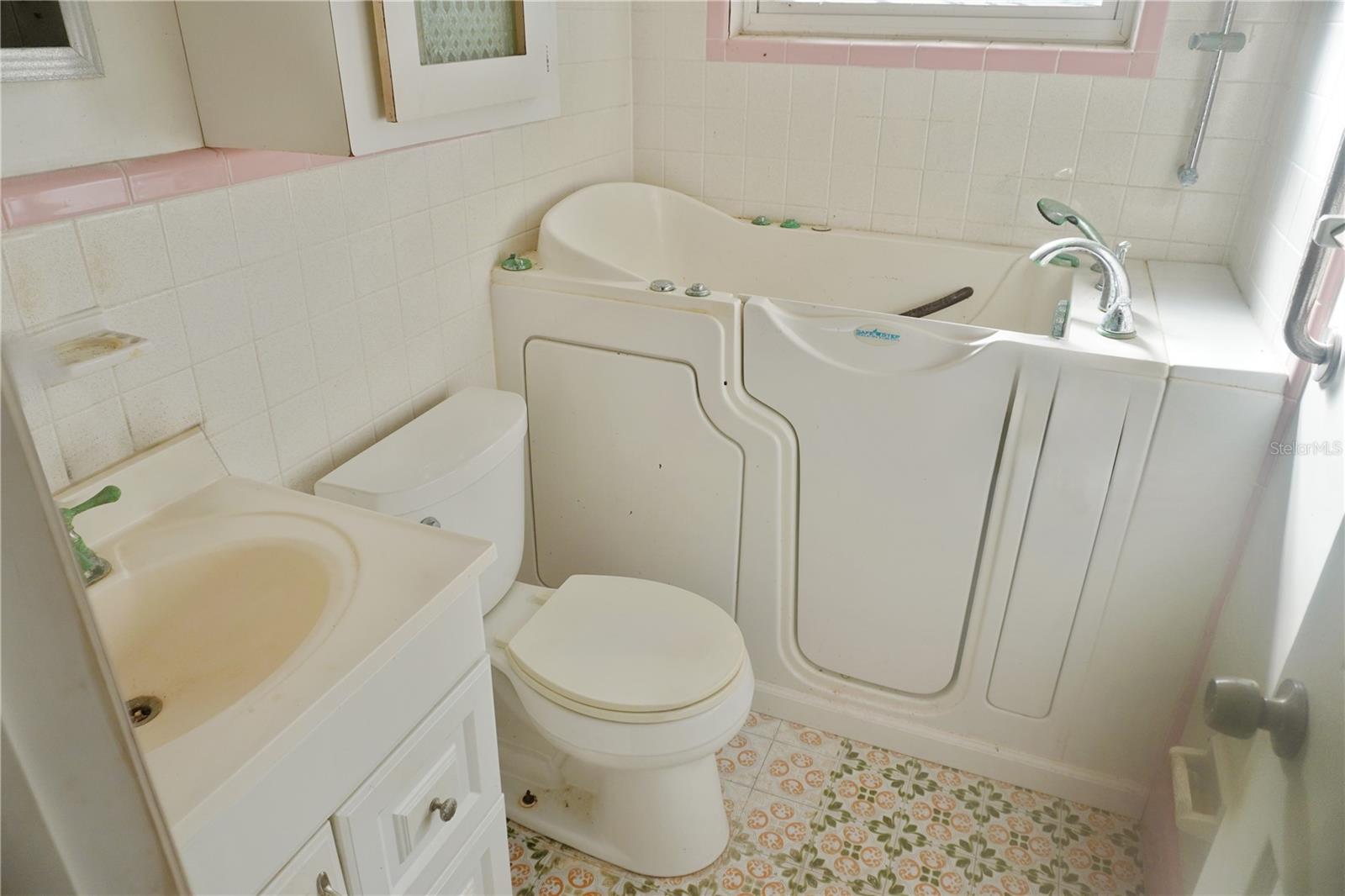 Image 11 of 17 For 385 Dolphin Avenue Se