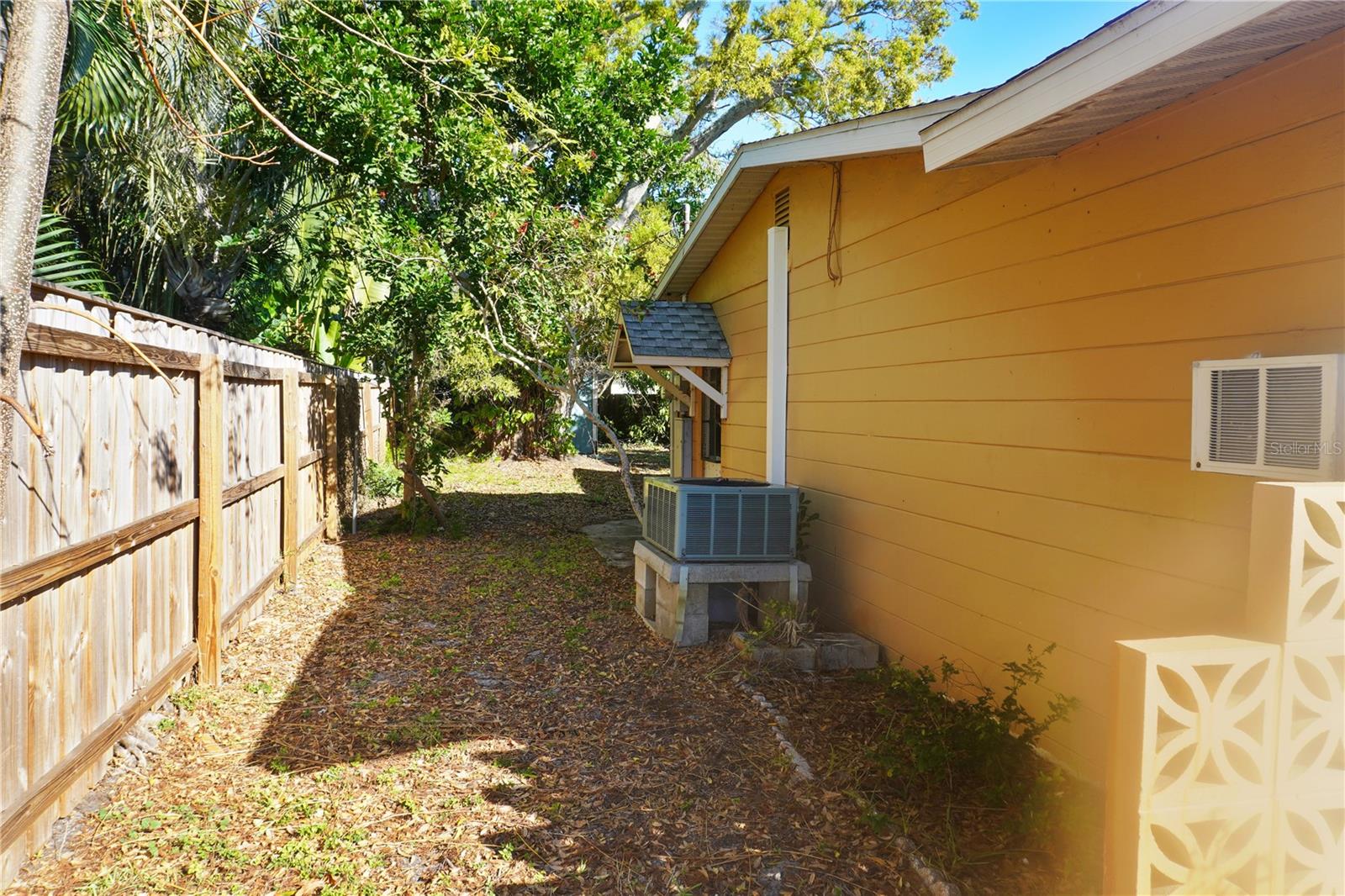 Image 16 of 17 For 385 Dolphin Avenue Se