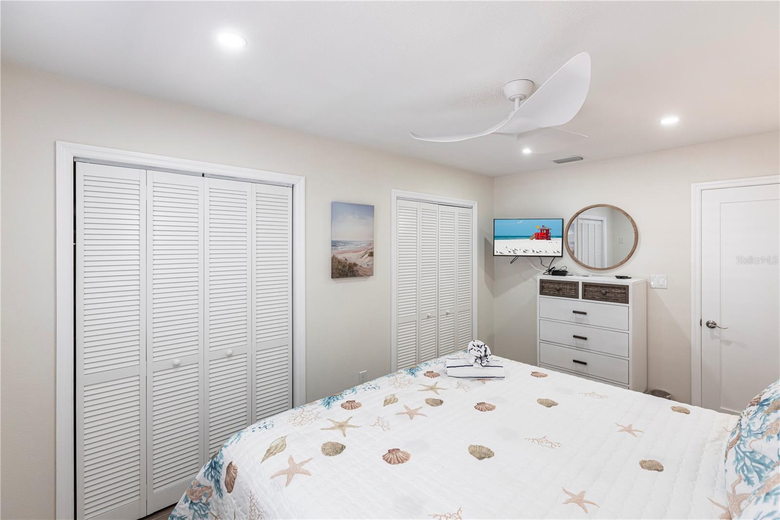 Image 11 of 16 For 6020 Midnight Pass Road 29