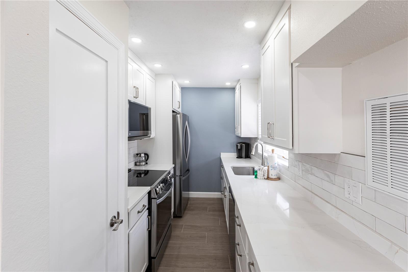 Image 5 of 16 For 6020 Midnight Pass Road 29