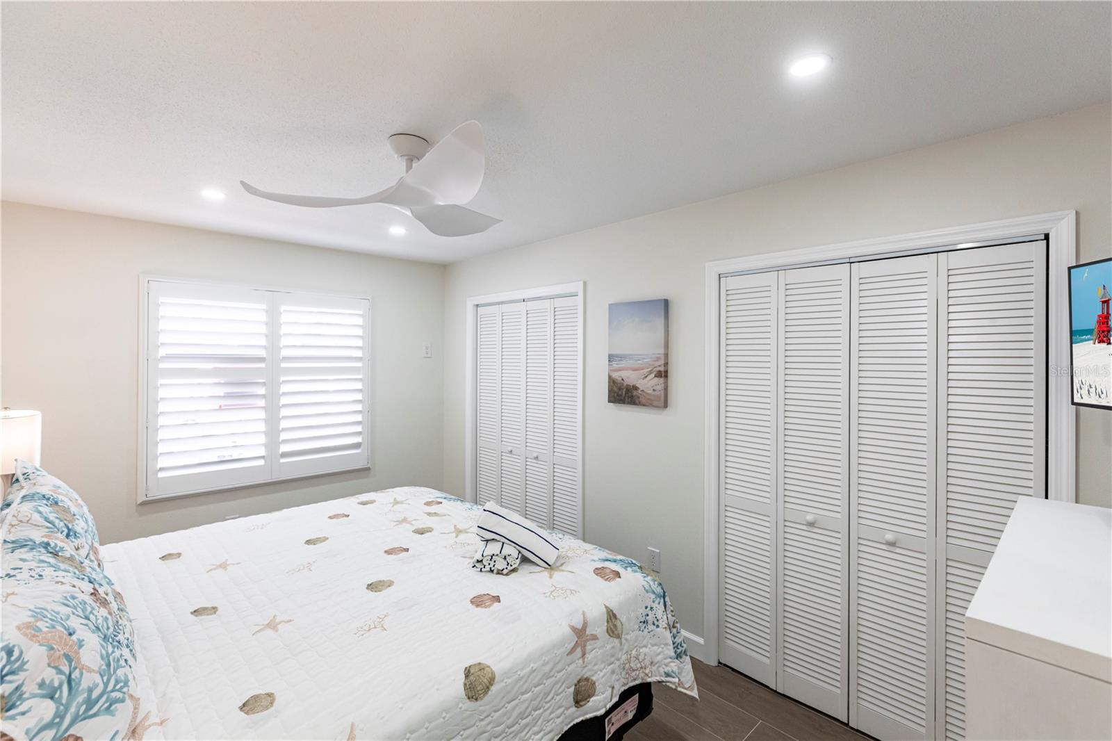 Image 9 of 16 For 6020 Midnight Pass Road 29