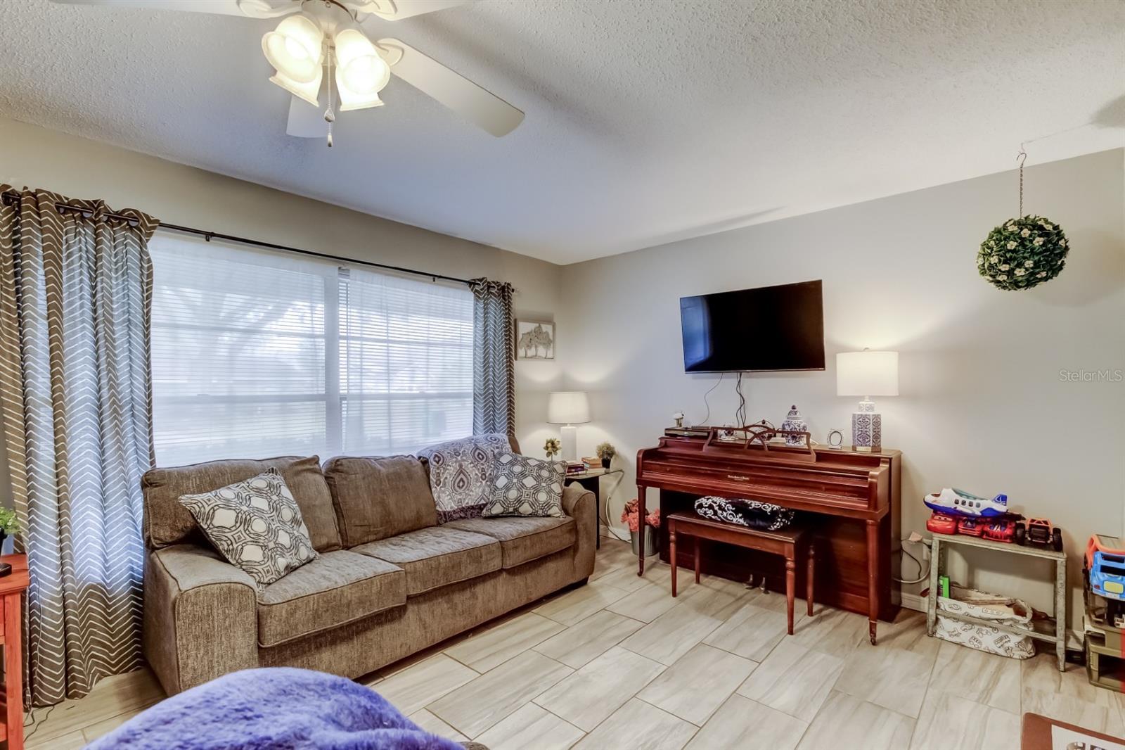 Image 27 of 40 For 39748 Meadowood Loop