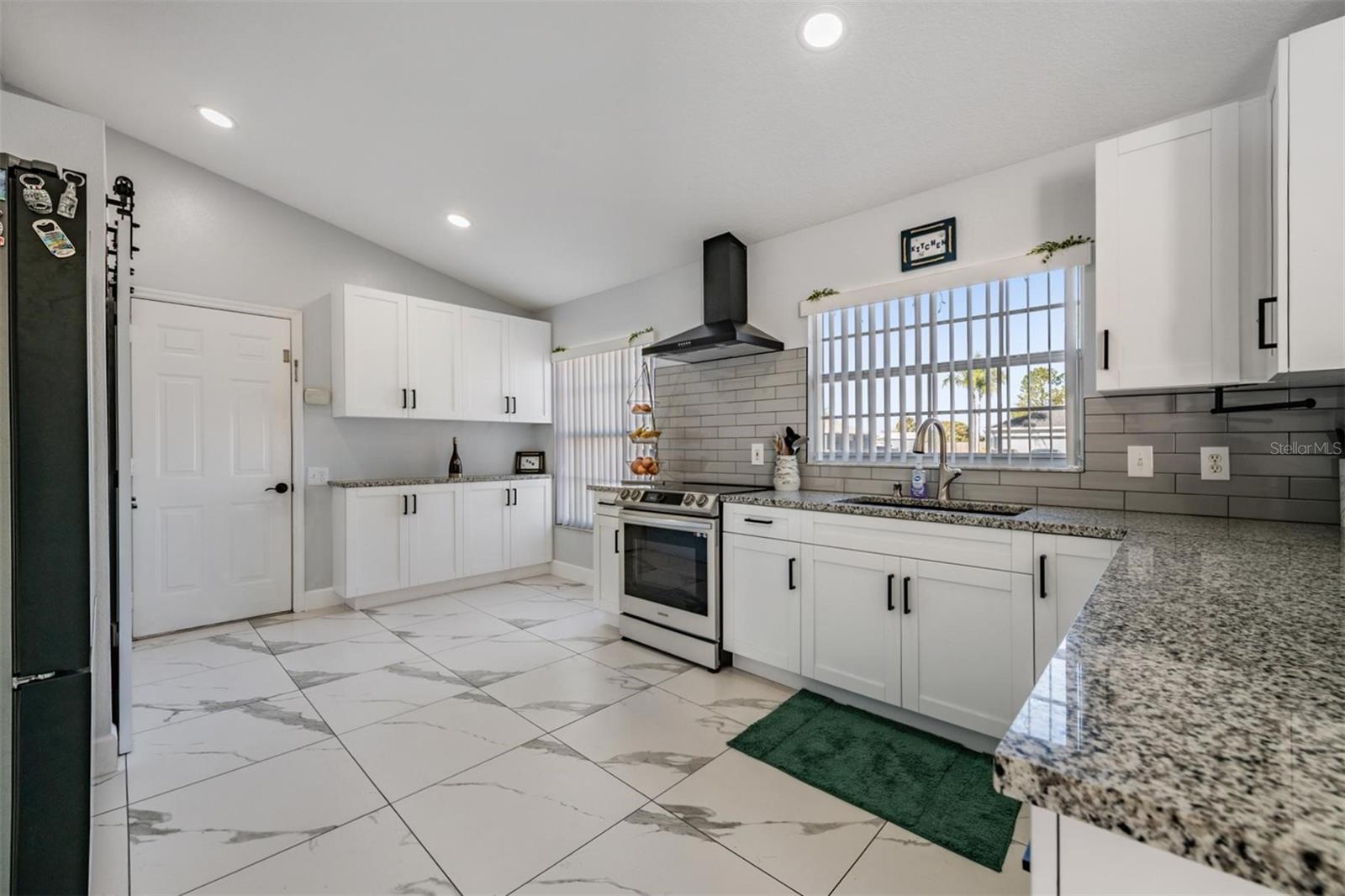 Image 5 of 40 For 12004 Colonial Estates Lane