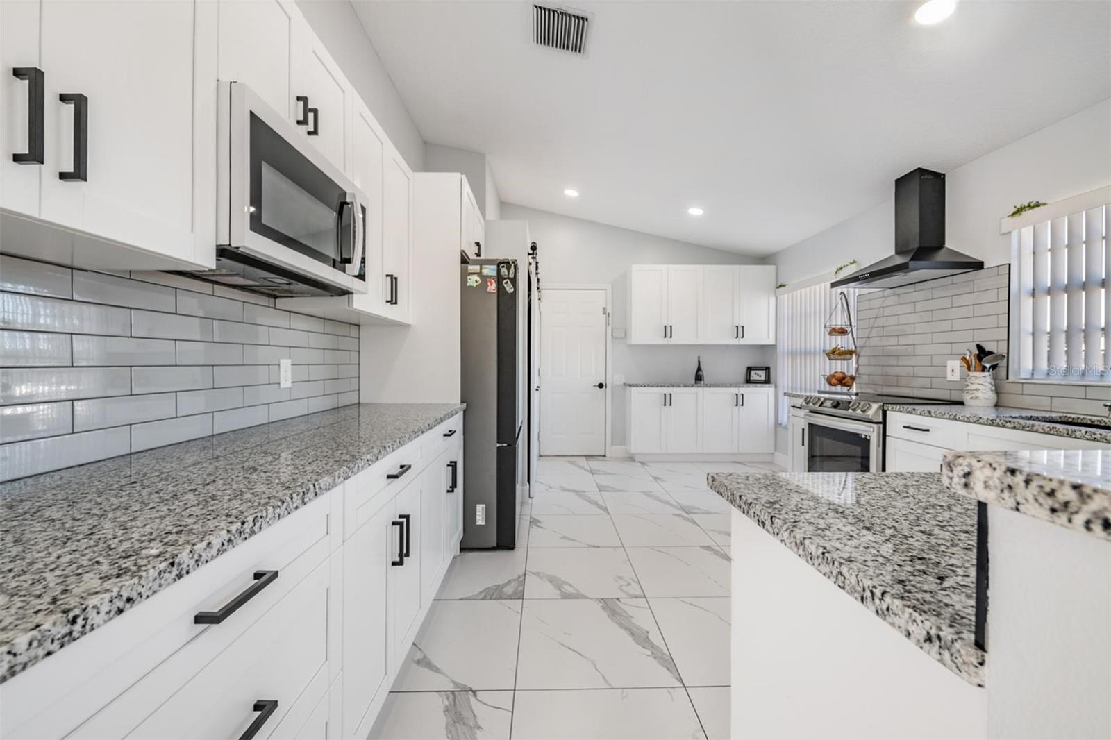 Image 6 of 40 For 12004 Colonial Estates Lane