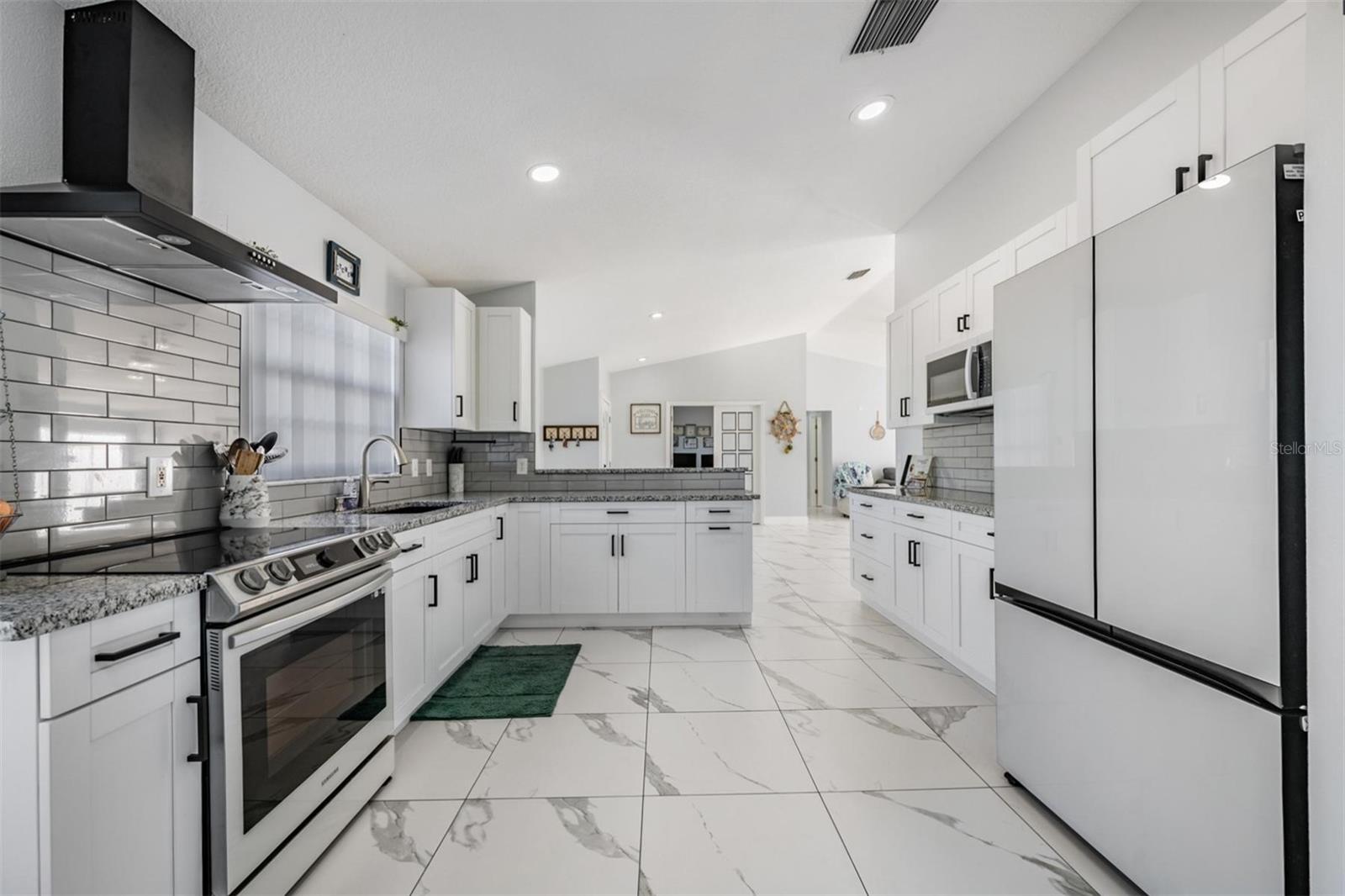 Image 8 of 40 For 12004 Colonial Estates Lane