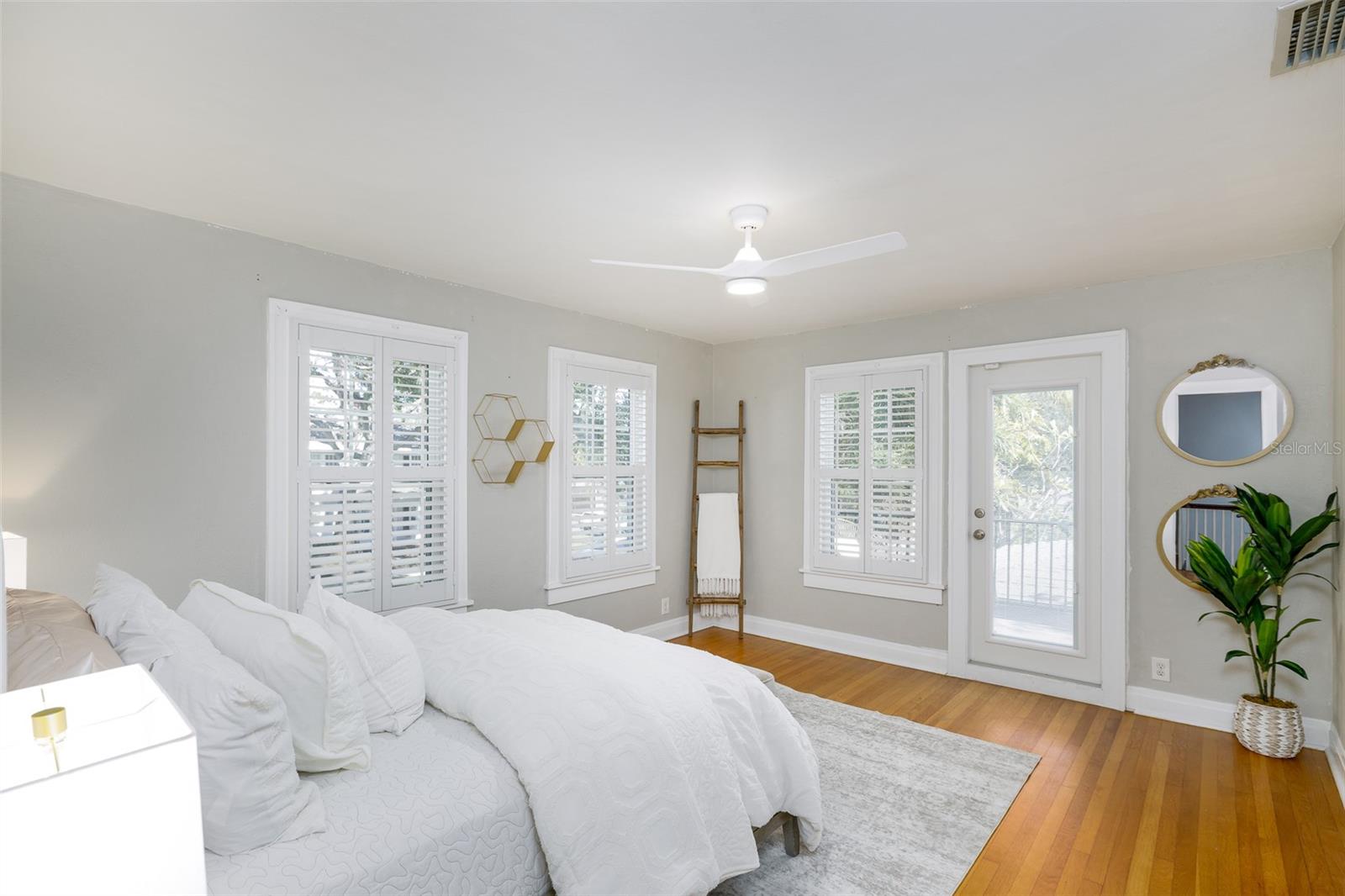 Listing photo id 38 for 446 16th Avenue Ne