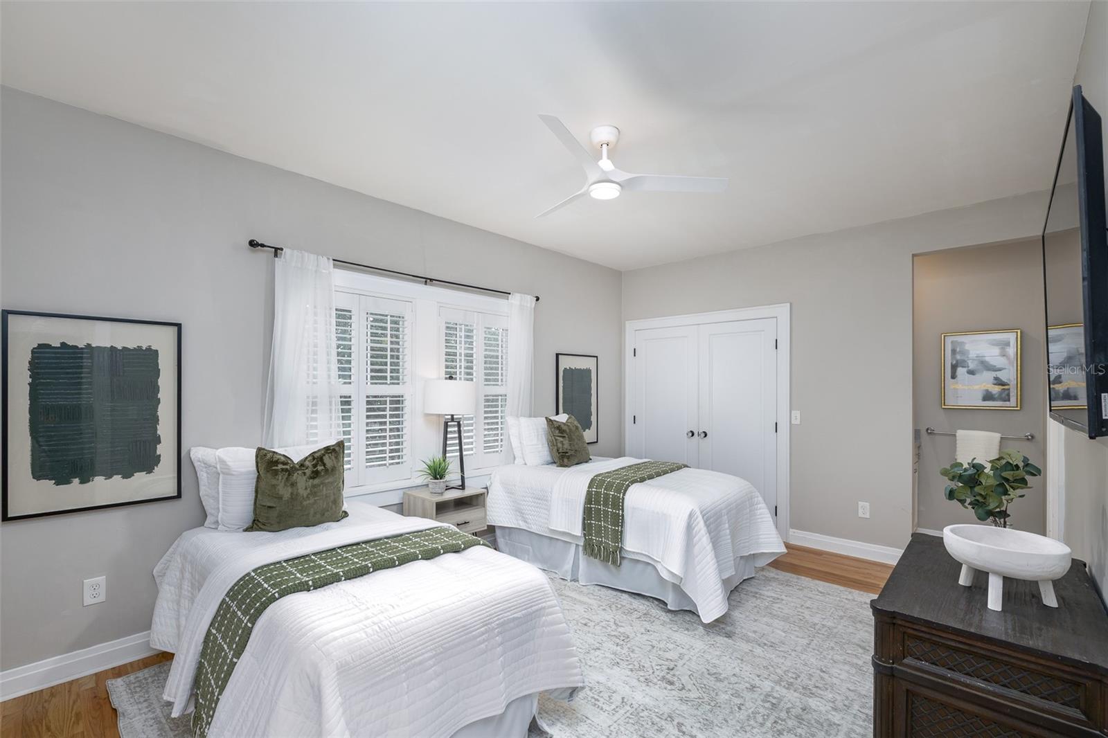 Listing photo id 55 for 446 16th Avenue Ne