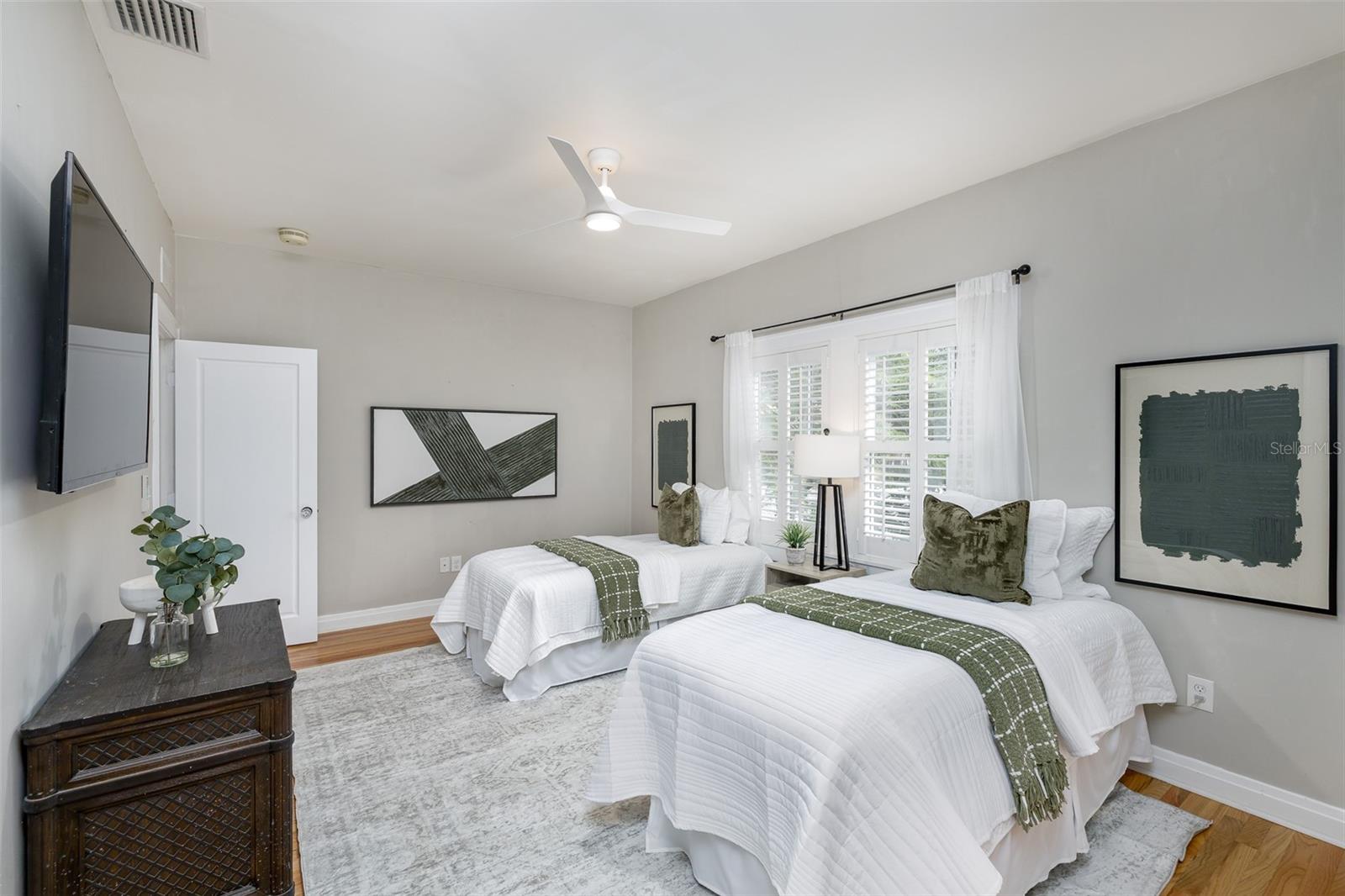 Listing photo id 56 for 446 16th Avenue Ne