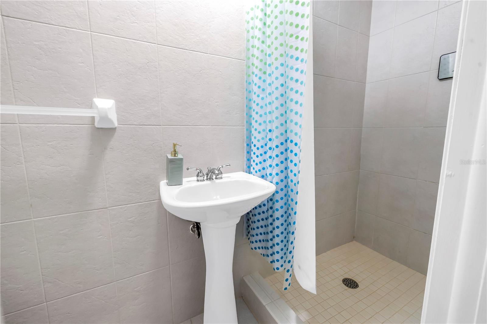 Image 24 of 30 For 4880 Dover Street Ne