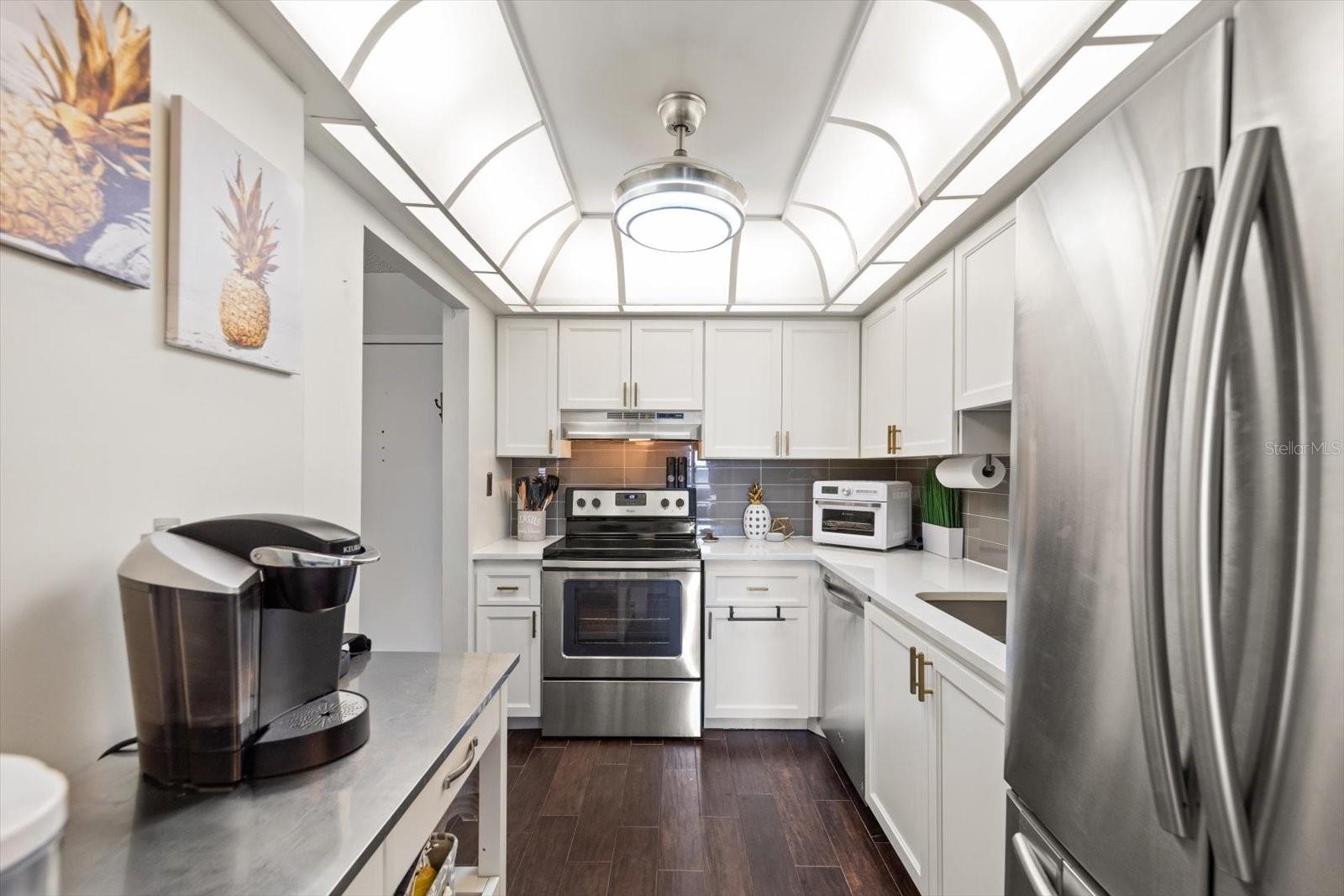 Listing photo id 17 for 255 Dolphin Point 508