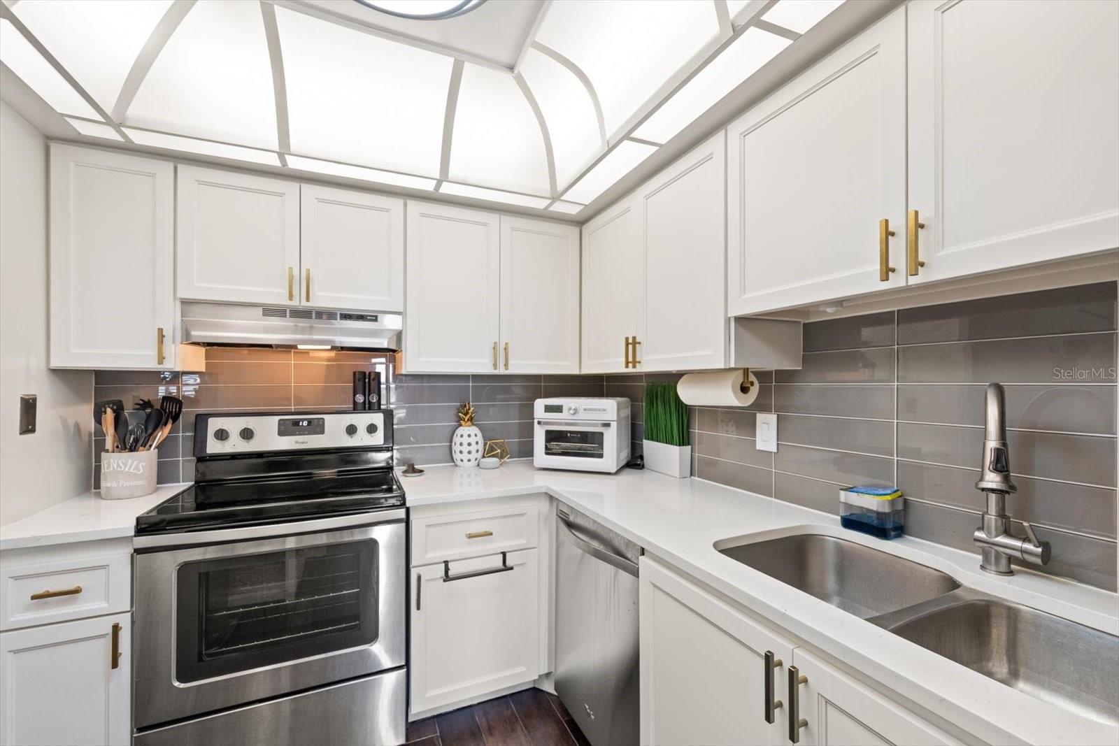 Listing photo id 19 for 255 Dolphin Point 508