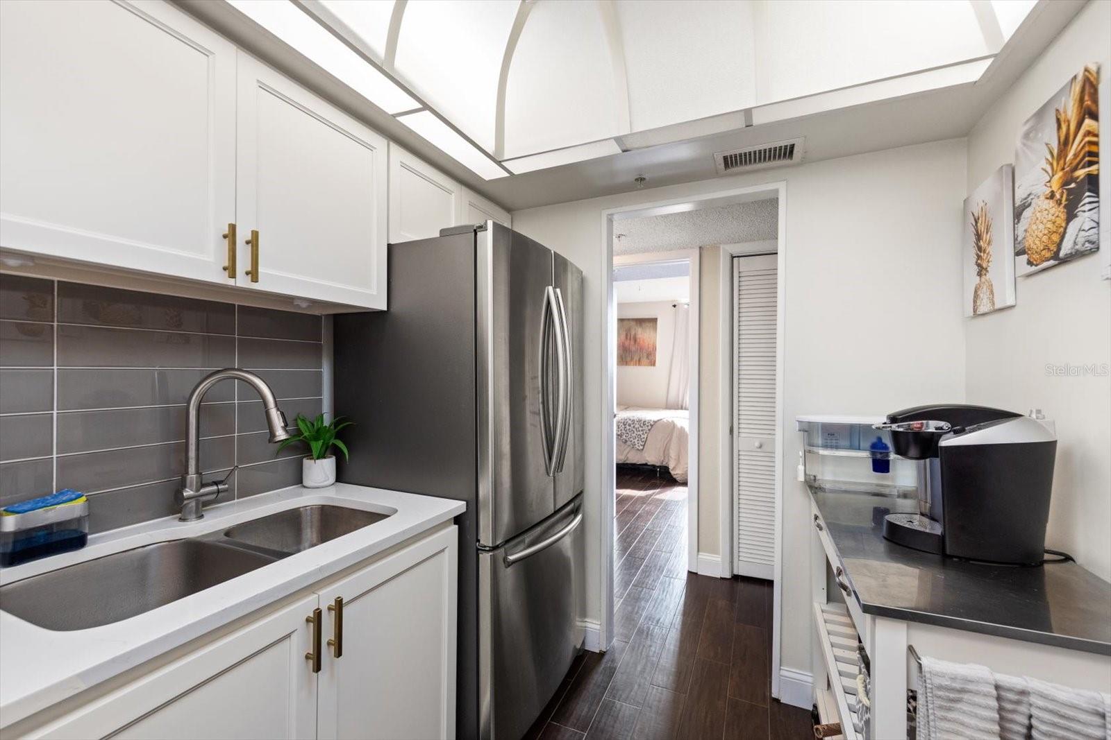 Listing photo id 21 for 255 Dolphin Point 508