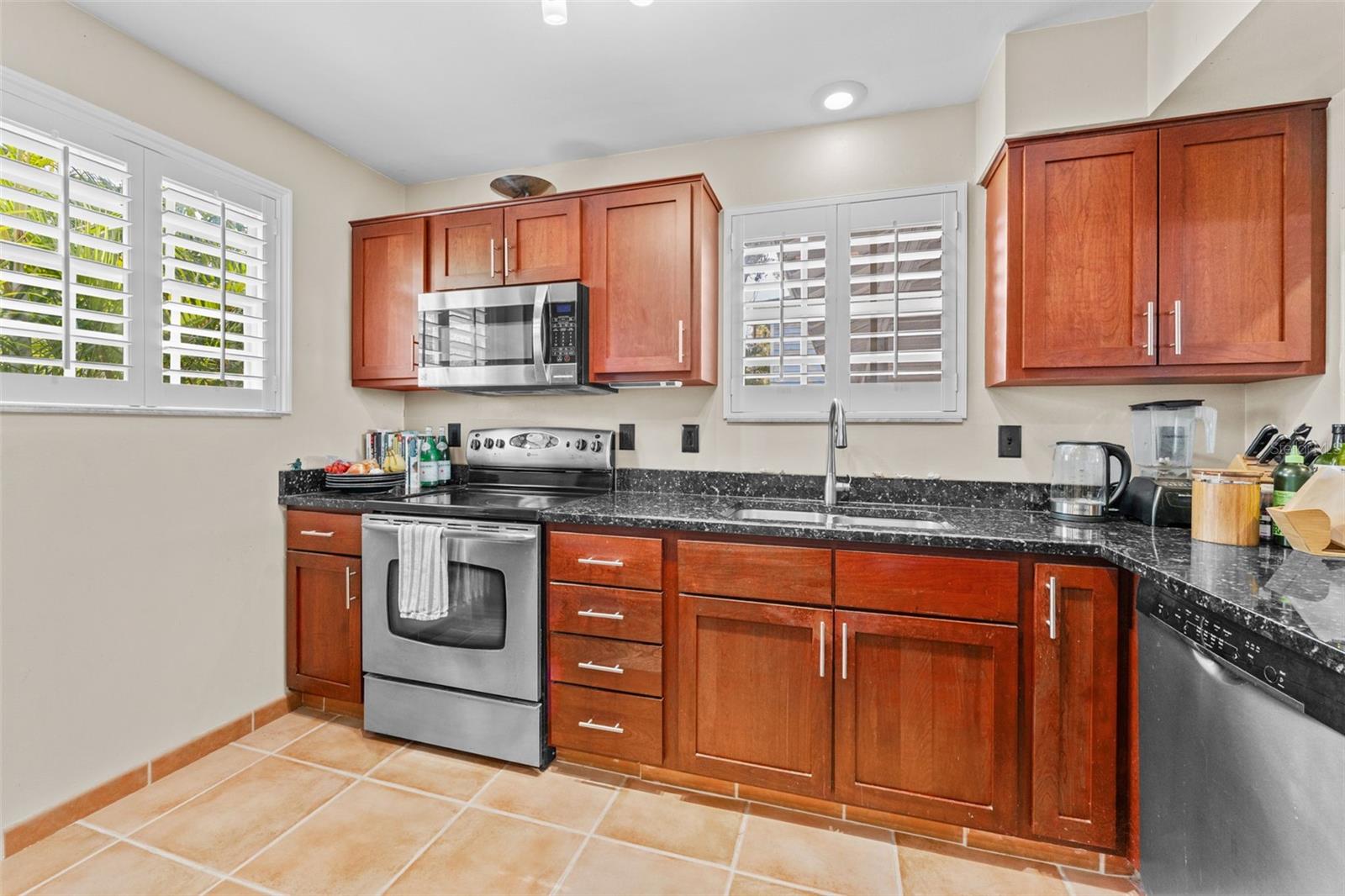 Image 3 of 38 For 618 Broadway  B