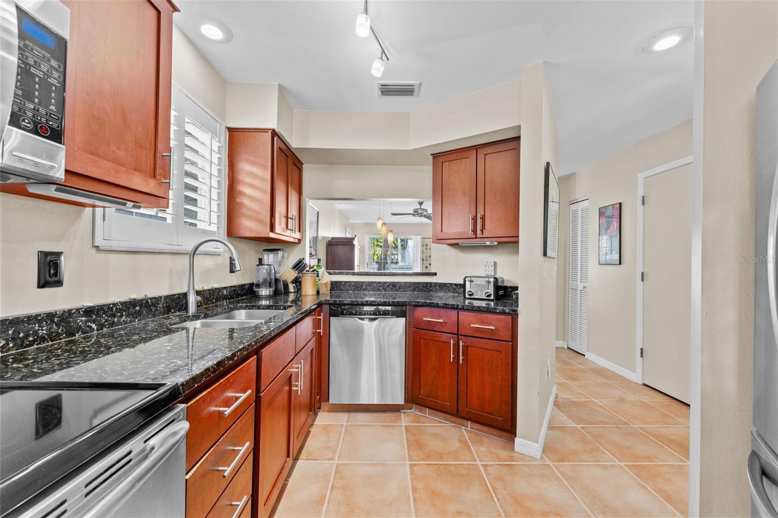 Image 4 of 38 For 618 Broadway  B