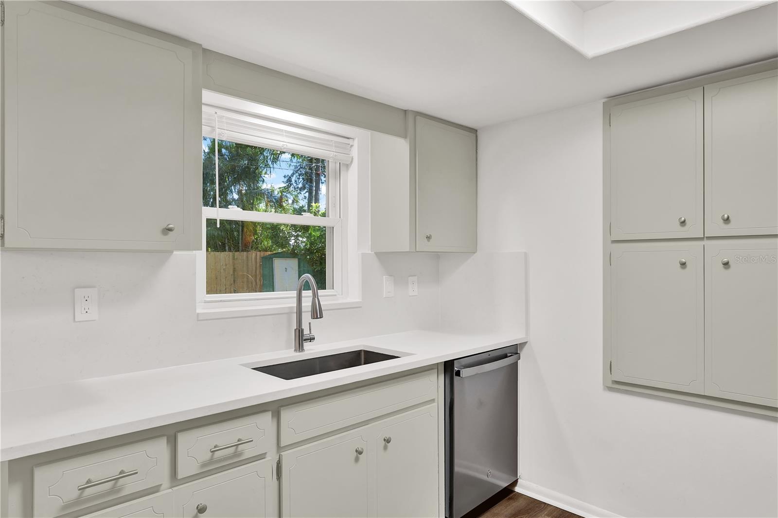 Image 9 of 22 For 980 5th Avenue Ne