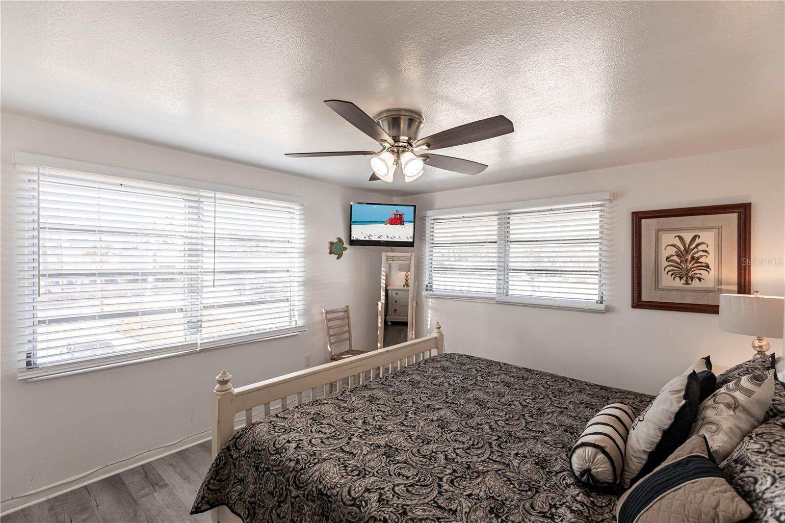 Image 10 of 22 For 6020 Midnight Pass Road 50