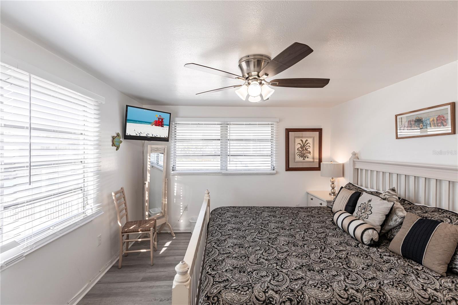 Image 13 of 22 For 6020 Midnight Pass Road 50