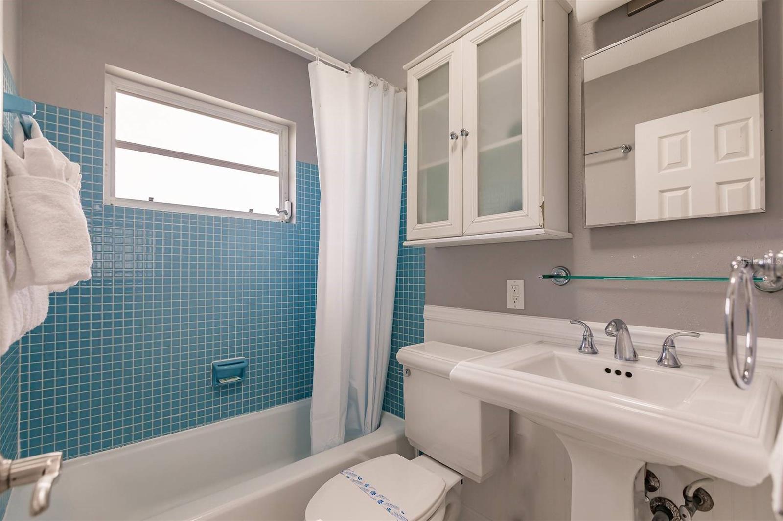 Image 12 of 16 For 6020 Midnight Pass Road 4