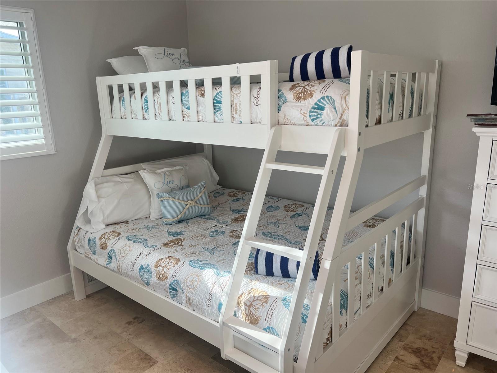 Image 16 of 21 For 6020 Midnight Pass Road 22