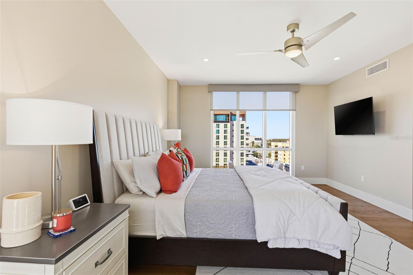 Image 20 of 44 For 300 Beach Drive Ne 1004