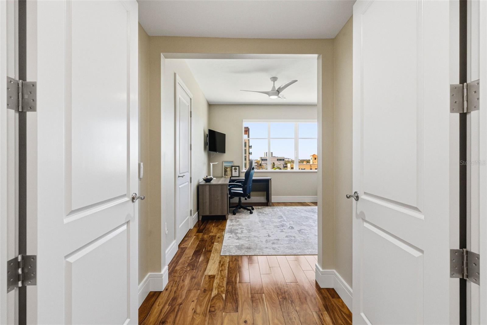 Image 24 of 44 For 300 Beach Drive Ne 1004