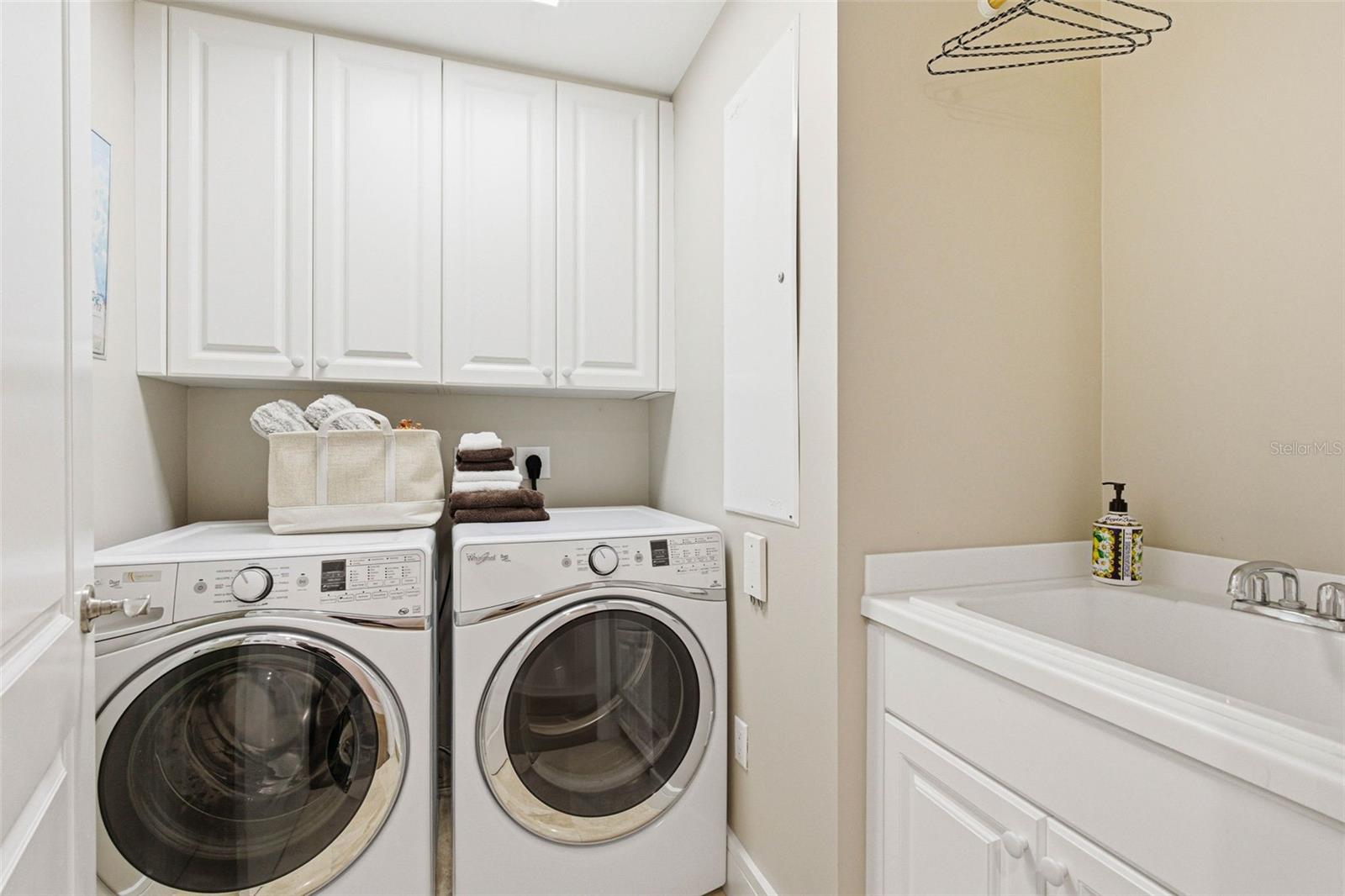 Image 27 of 44 For 300 Beach Drive Ne 1004