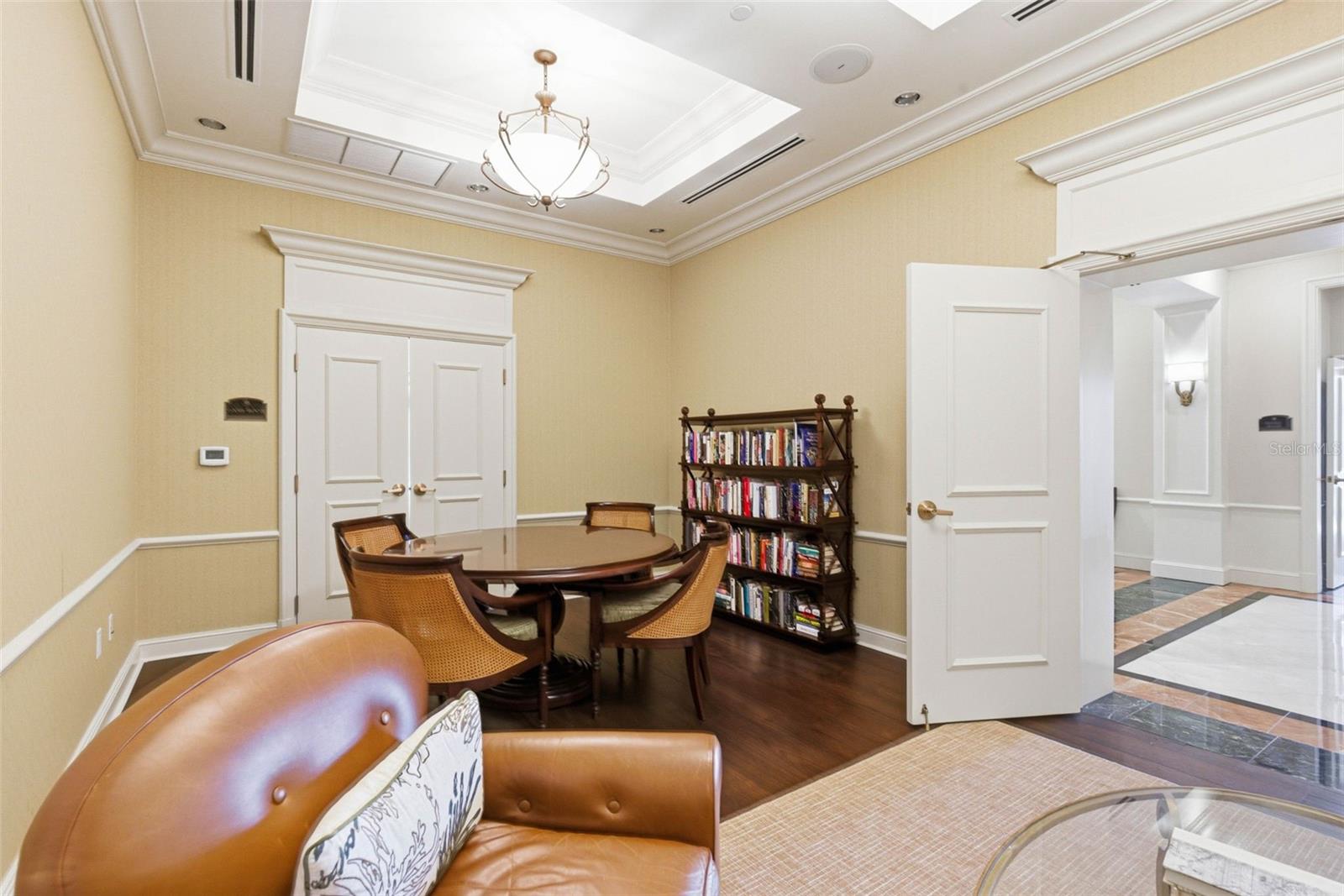 Image 35 of 44 For 300 Beach Drive Ne 1004