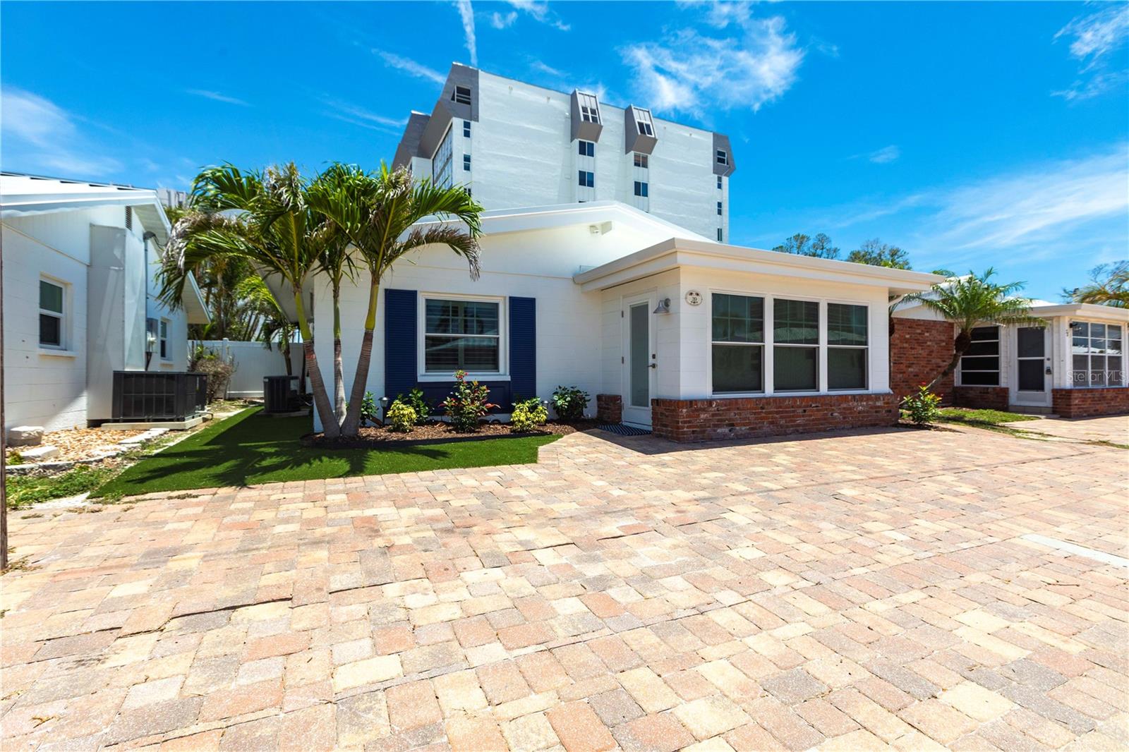 Image 15 of 19 For 6020 Midnight Pass Road 39