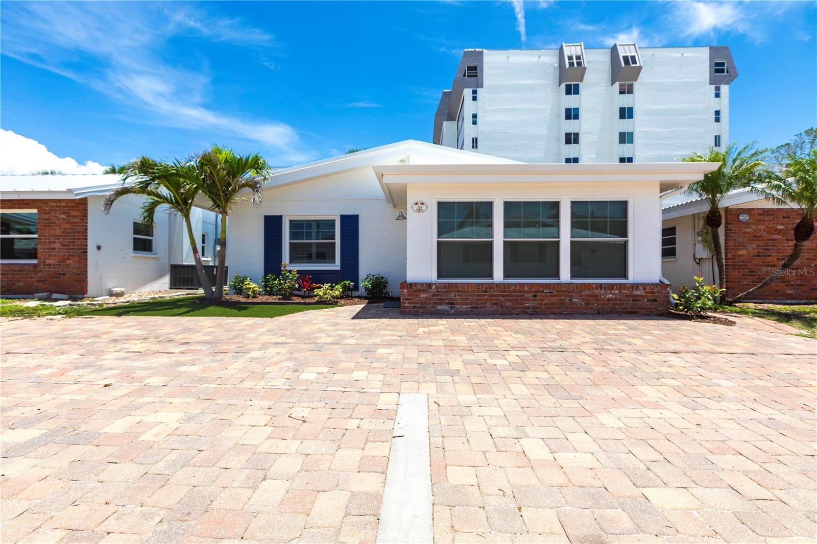 Image 17 of 19 For 6020 Midnight Pass Road 39