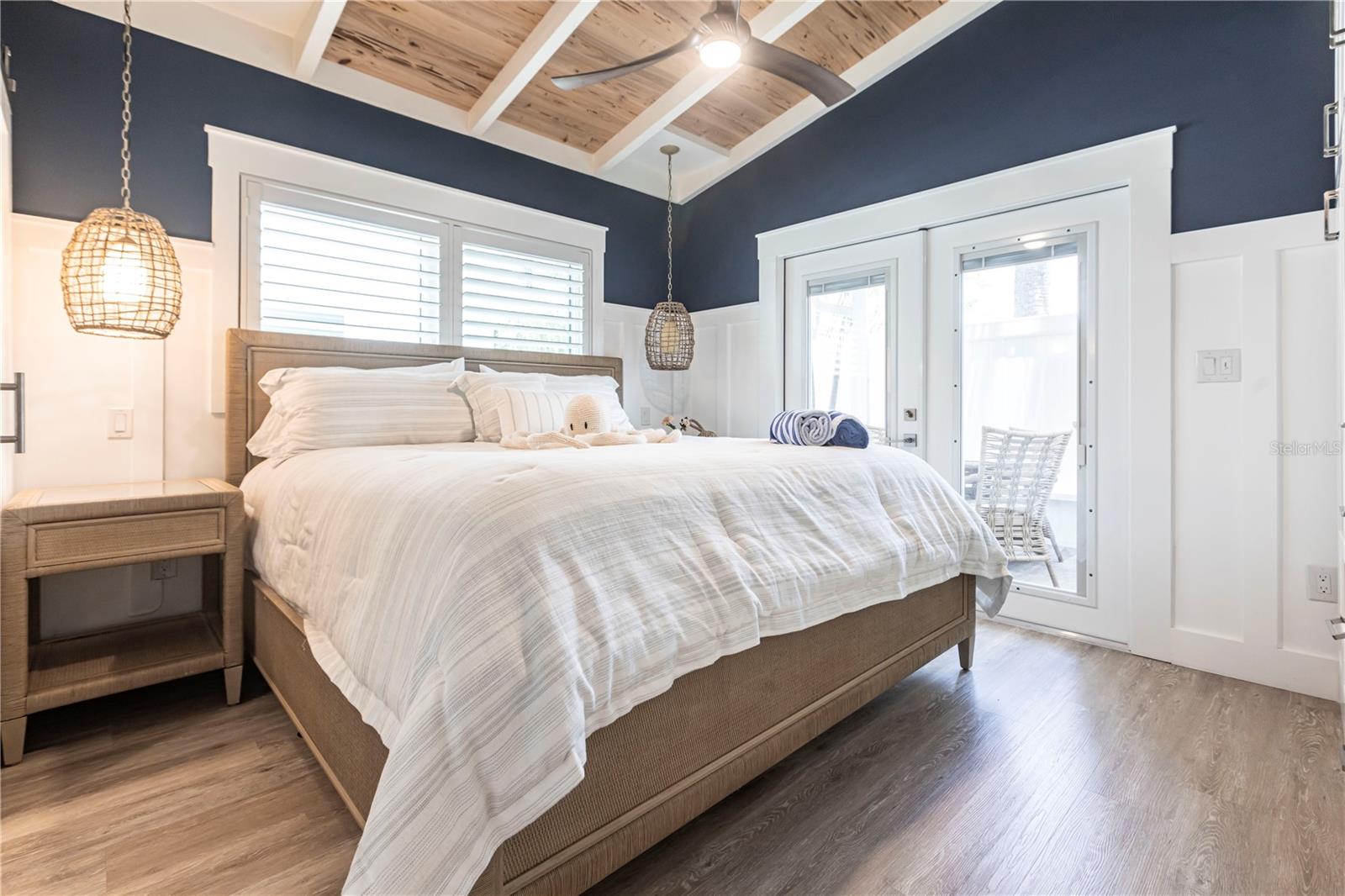 Image 9 of 19 For 6020 Midnight Pass Road 39