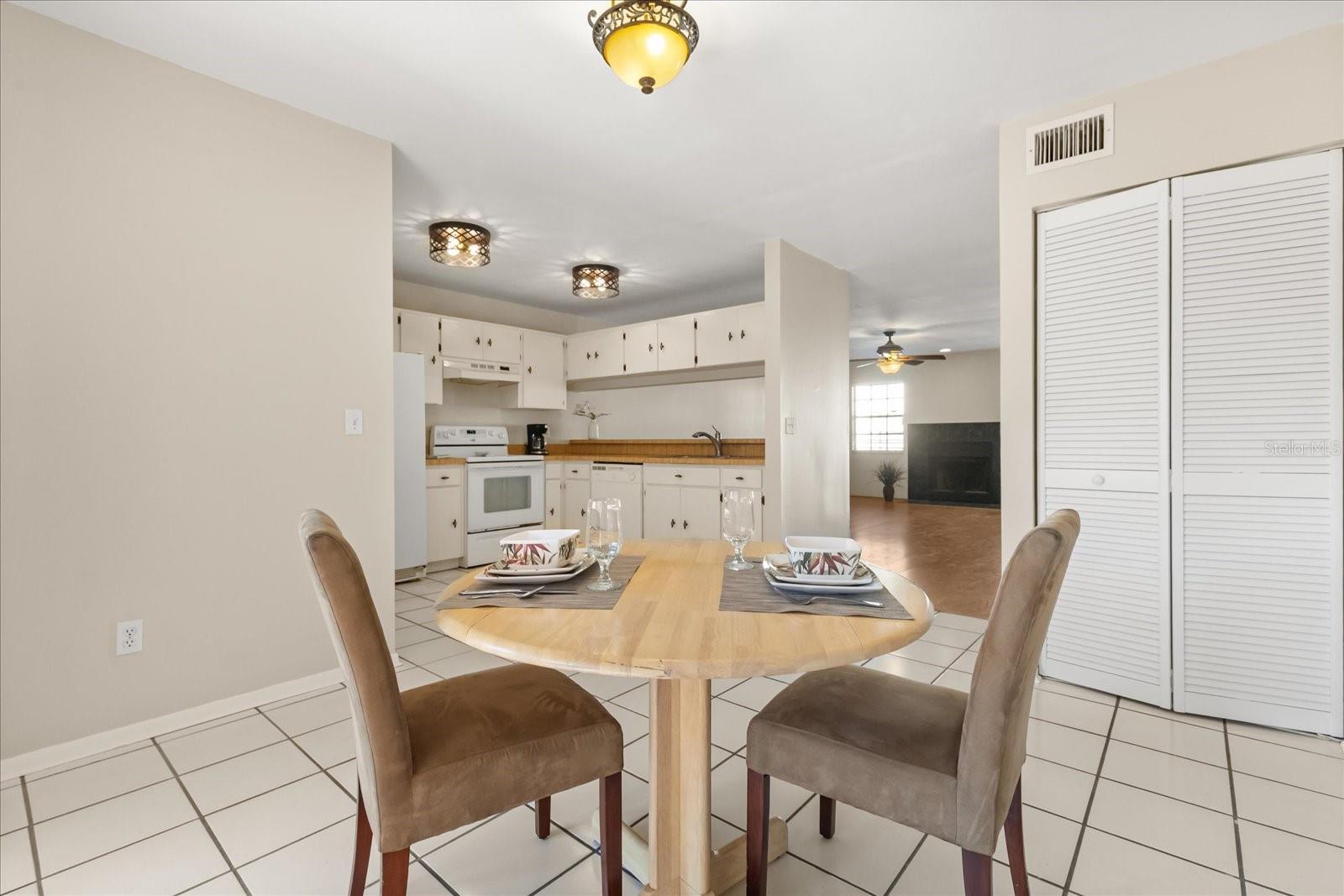 Listing photo id 5 for 12668 Castle Hill Drive