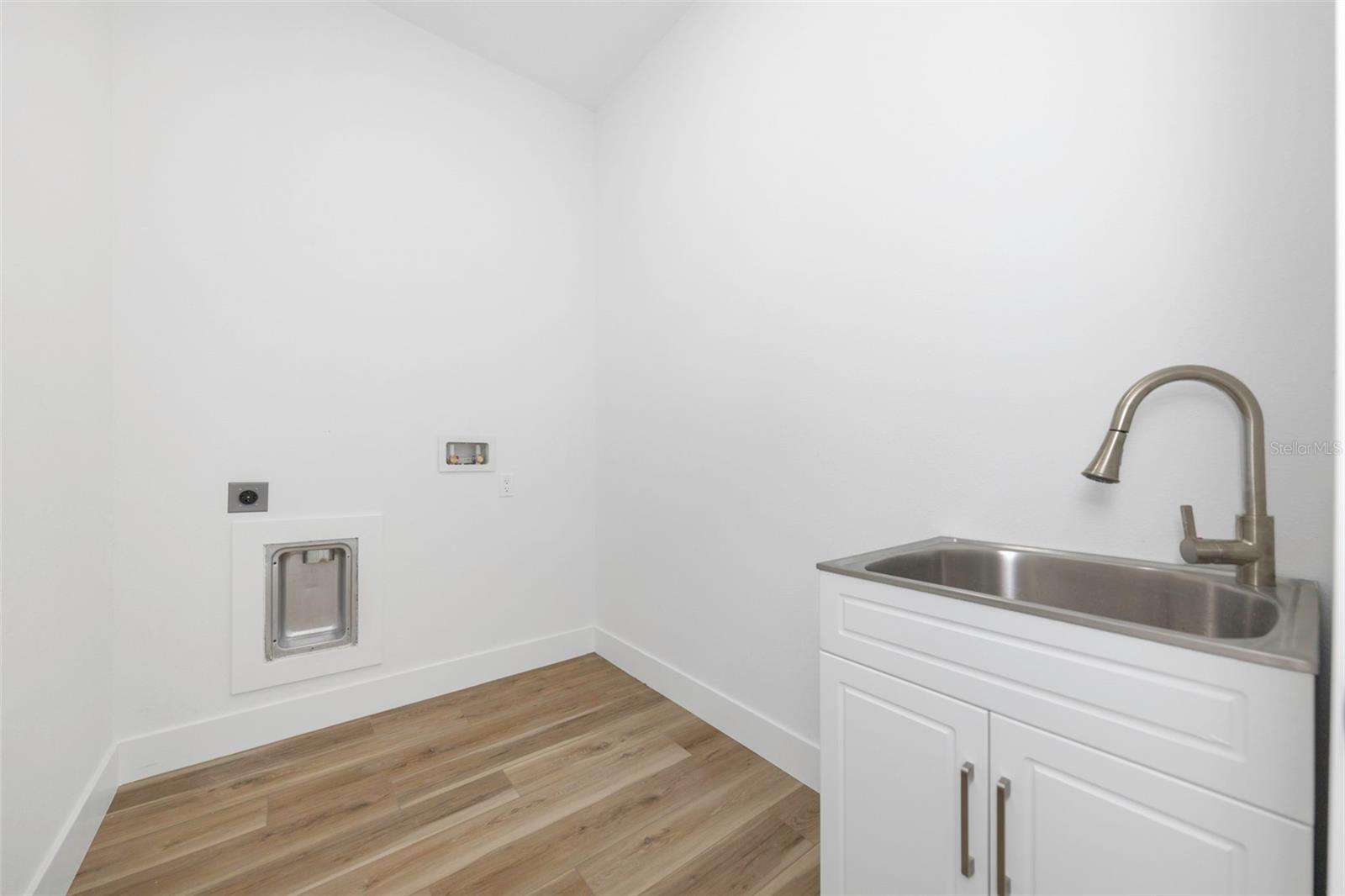 Image 33 of 44 For 303 Archimedes Street