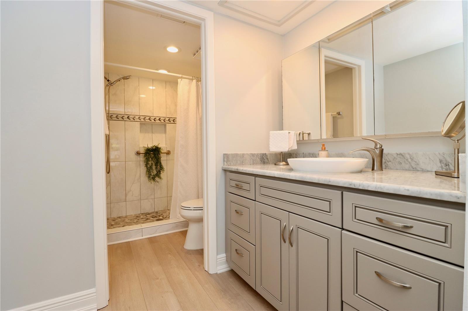 Image 25 of 47 For 3203 Landmark Drive 2105