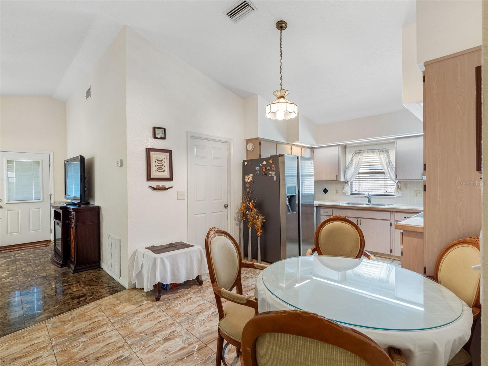 Listing photo id 2 for 7712 40th Terrace N