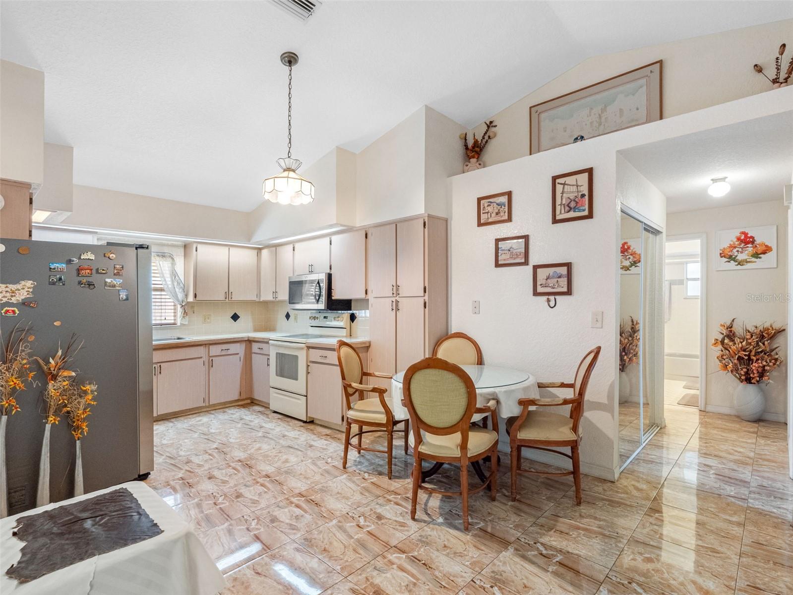 Listing photo id 3 for 7712 40th Terrace N