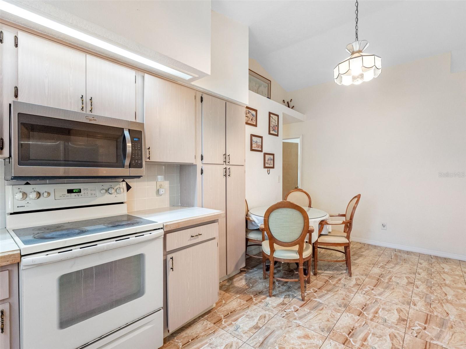 Listing photo id 4 for 7712 40th Terrace N