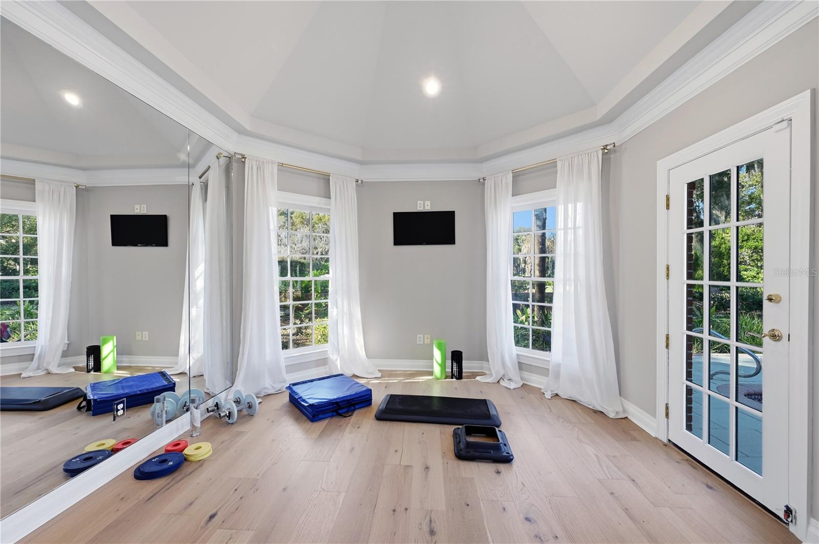 Listing photo id 29 for 16502 Millan De Avila