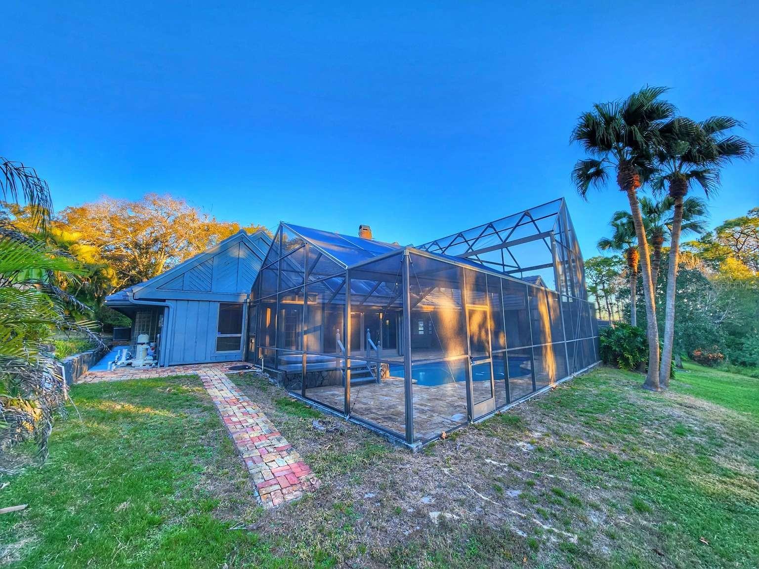 Listing photo id 9 for 3522 Shoreline Circle