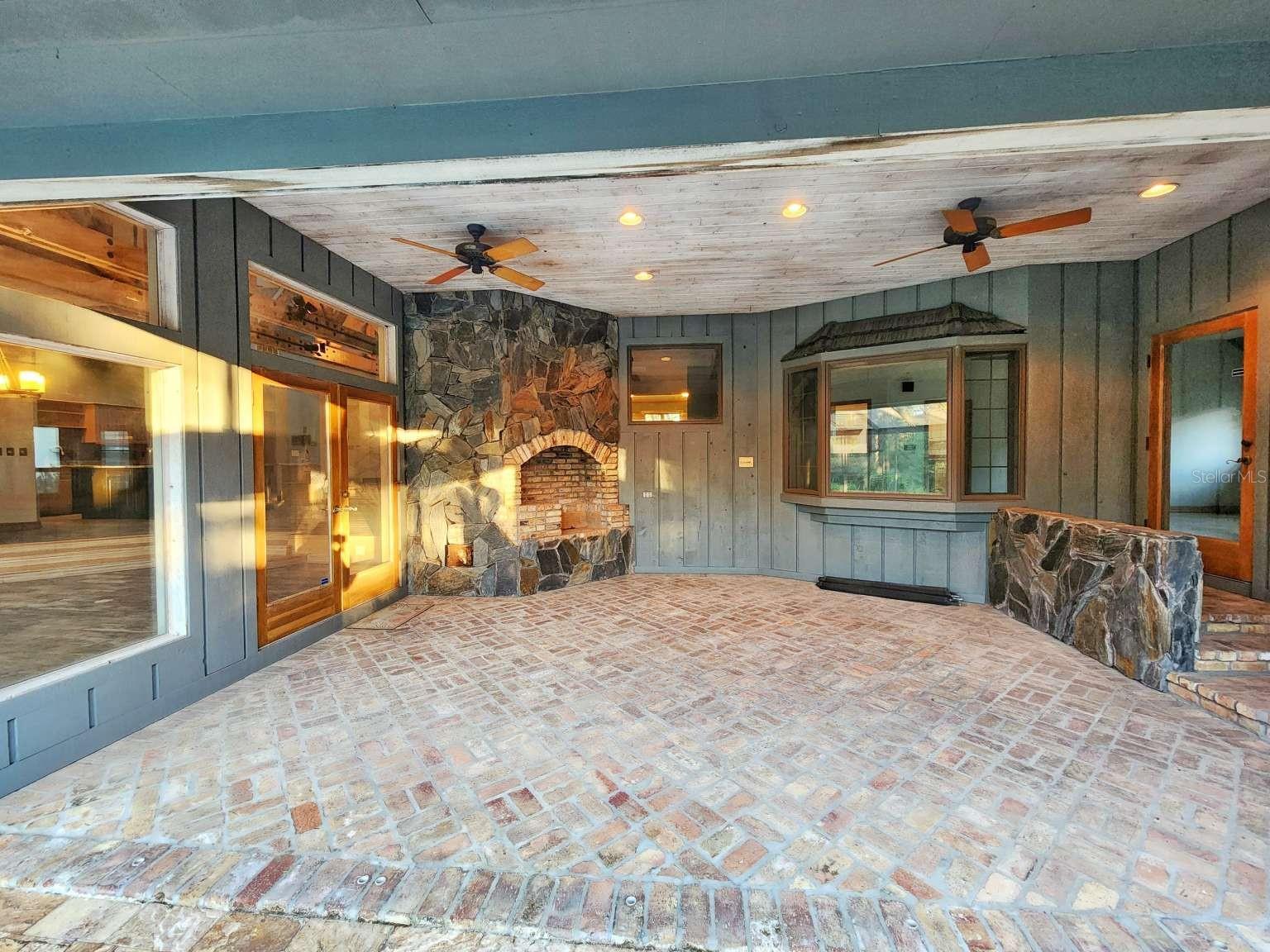 Listing photo id 14 for 3522 Shoreline Circle