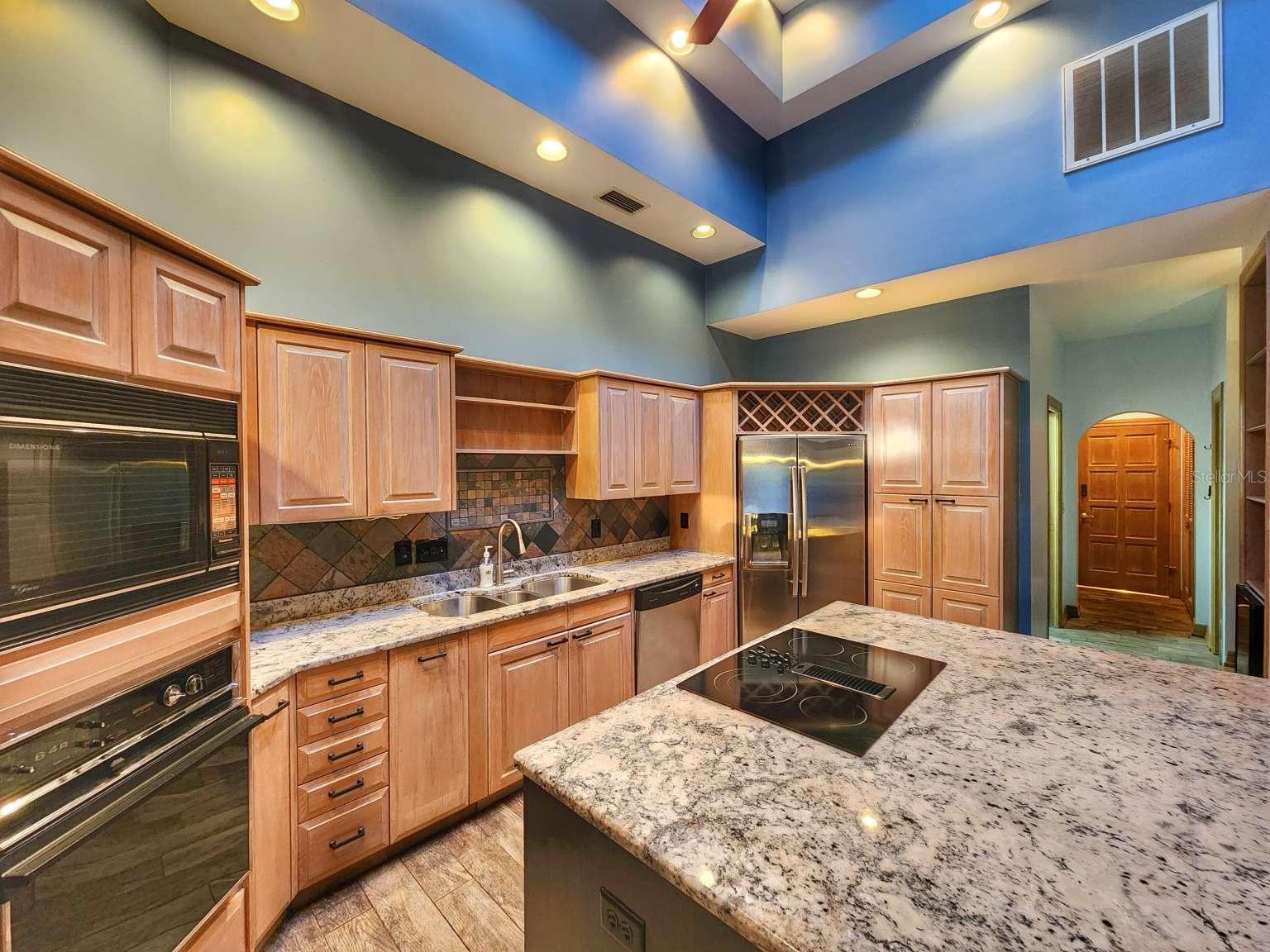 Listing photo id 25 for 3522 Shoreline Circle