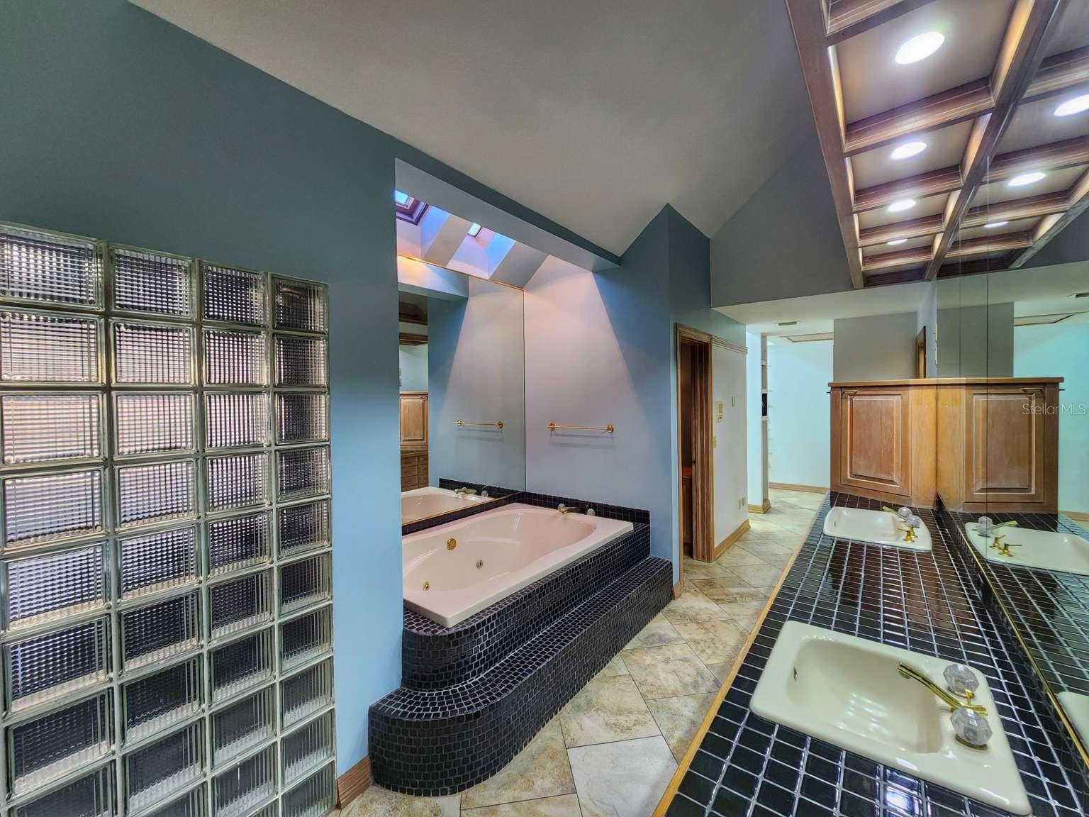 Listing photo id 29 for 3522 Shoreline Circle