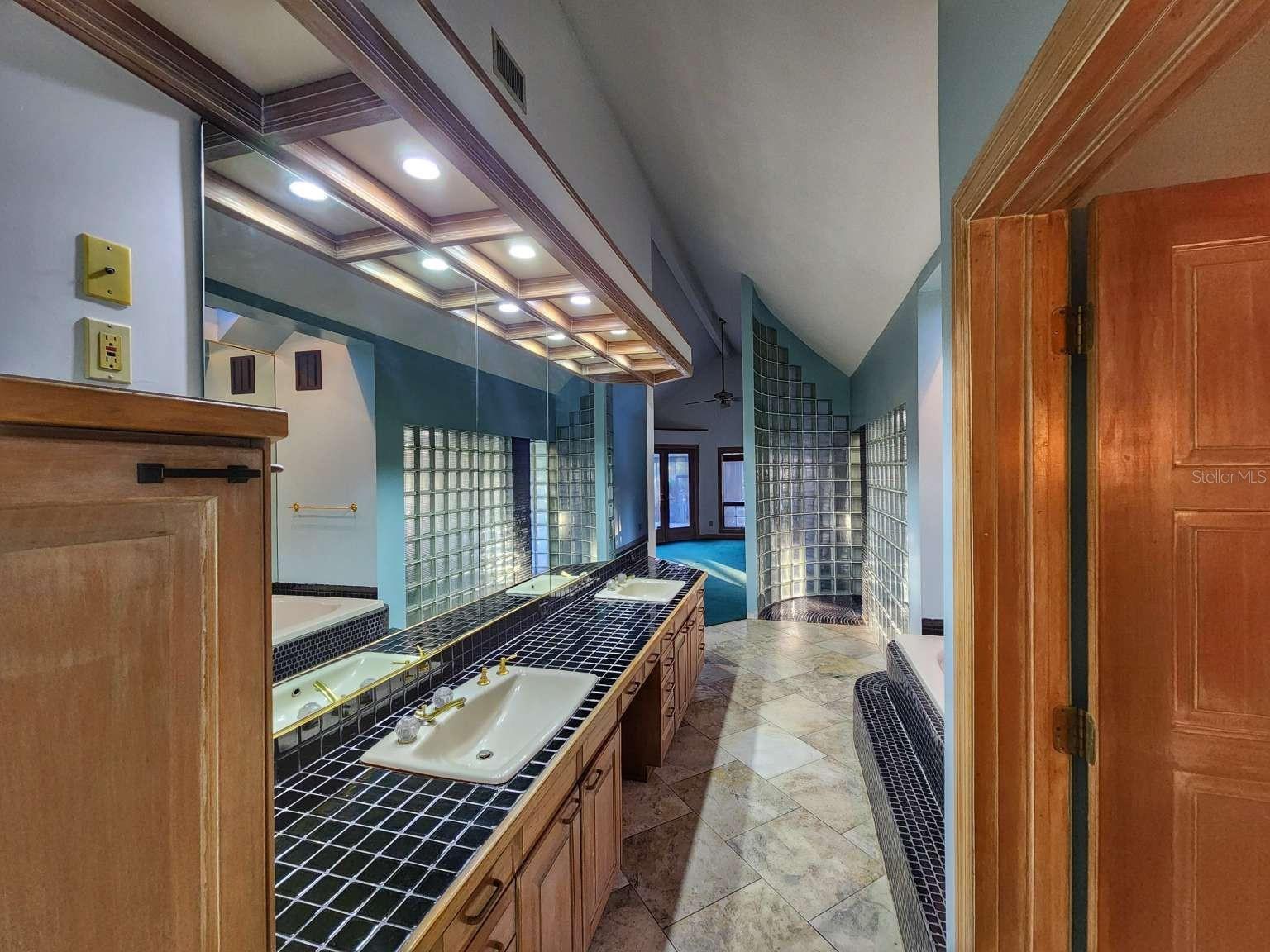 Listing photo id 31 for 3522 Shoreline Circle