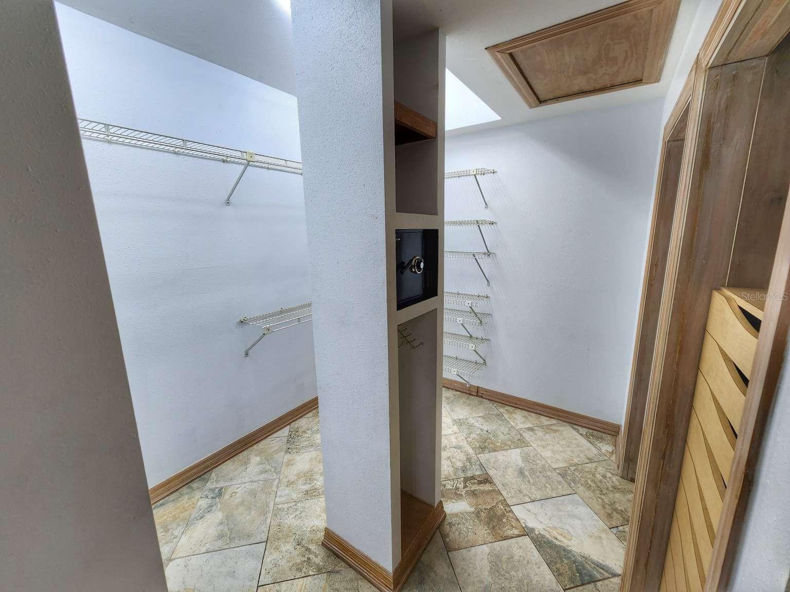 Listing photo id 34 for 3522 Shoreline Circle