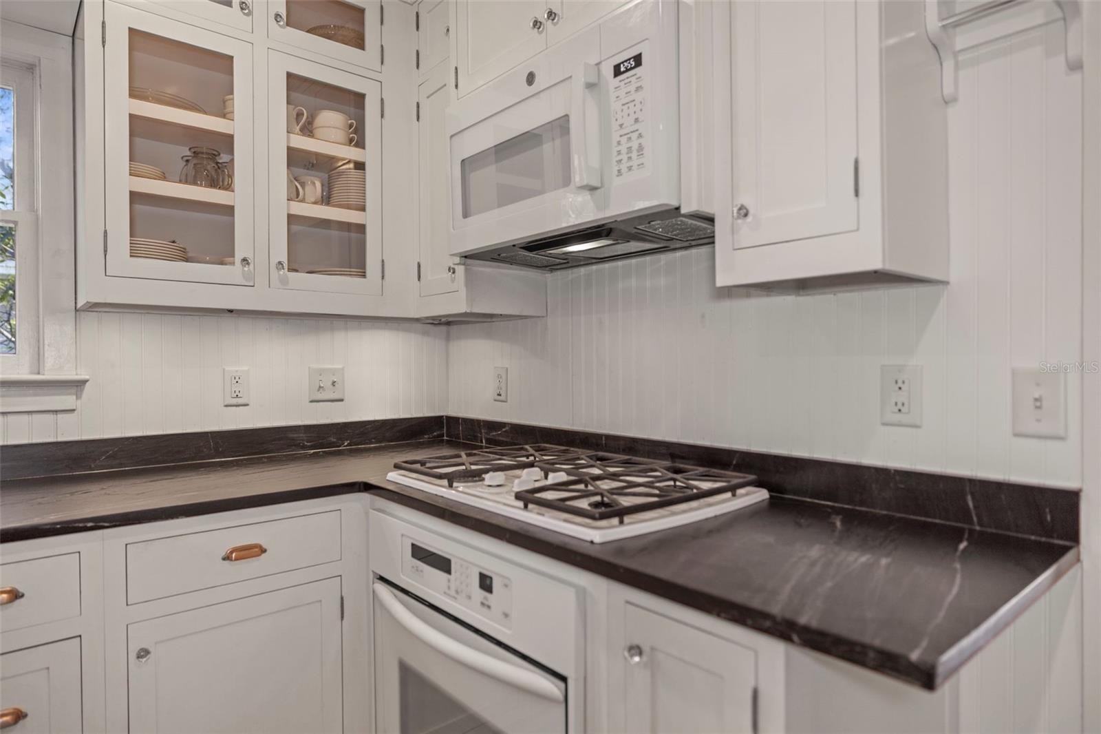 Image 12 of 72 For 637 Scotland Street