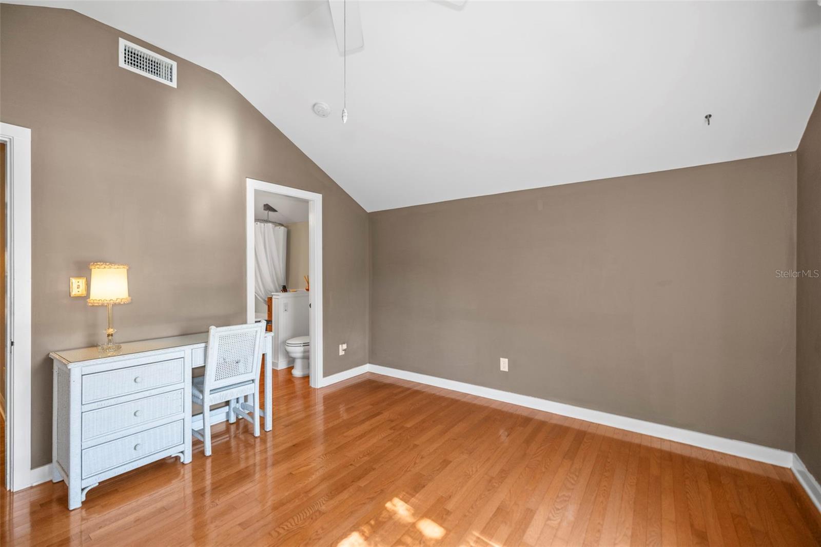 Image 29 of 72 For 637 Scotland Street